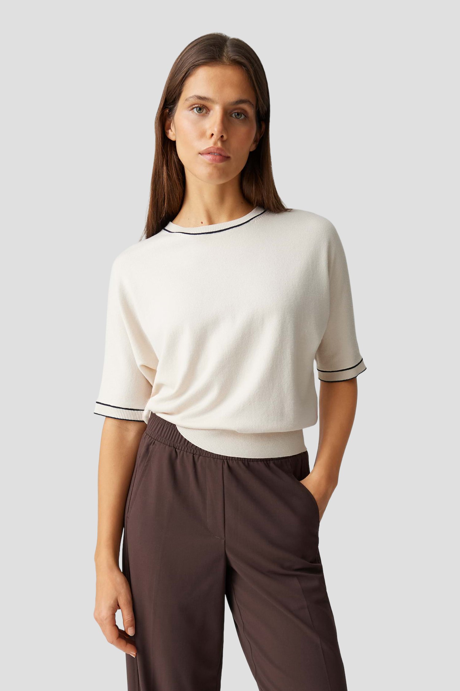 Le devant de Pull beige avec rayure noire de Opus pour Femmes