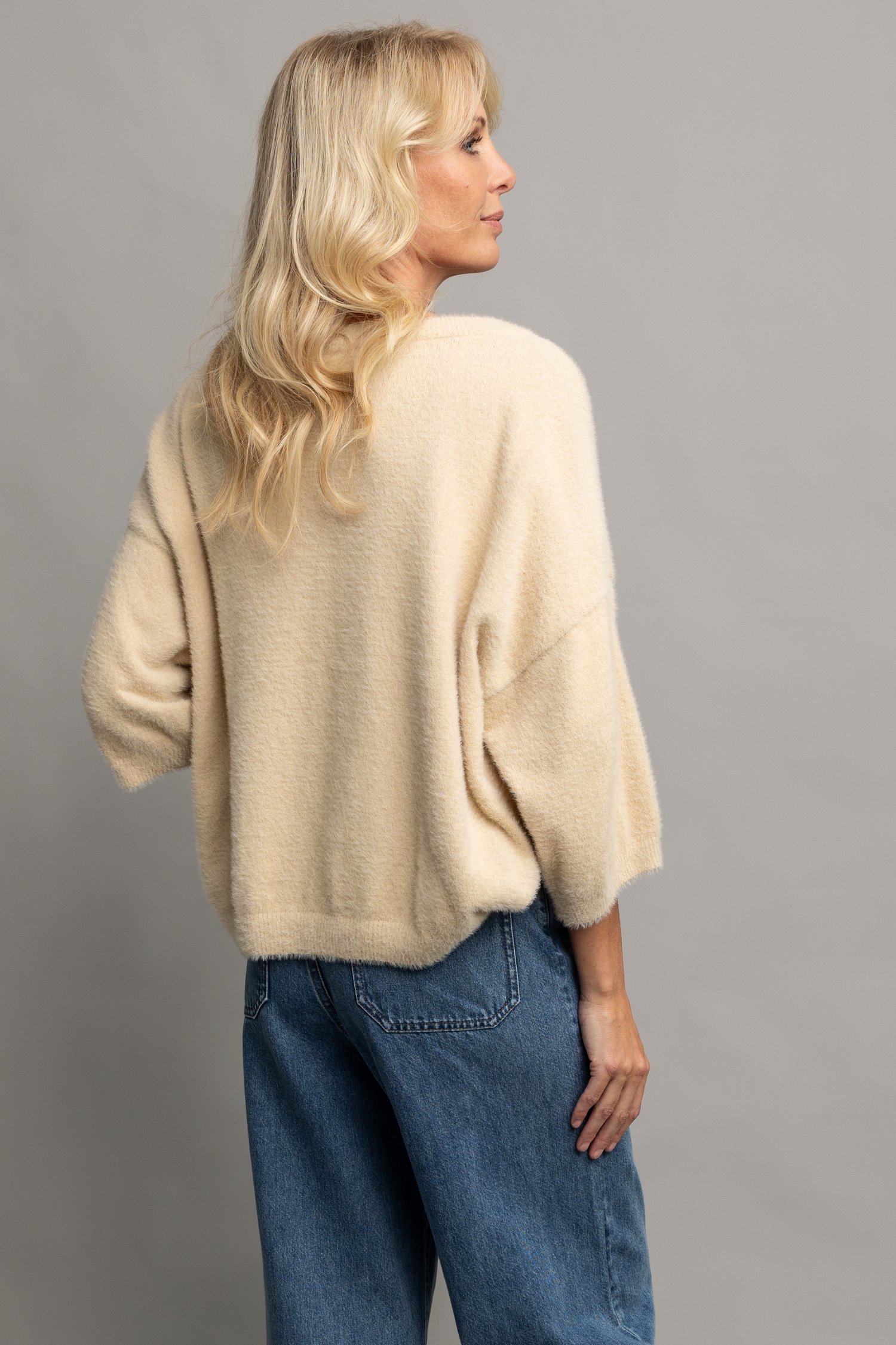 Le dos de Pull beige doux à manches 3/4 de AC by Annelien Coorevits pour Femmes