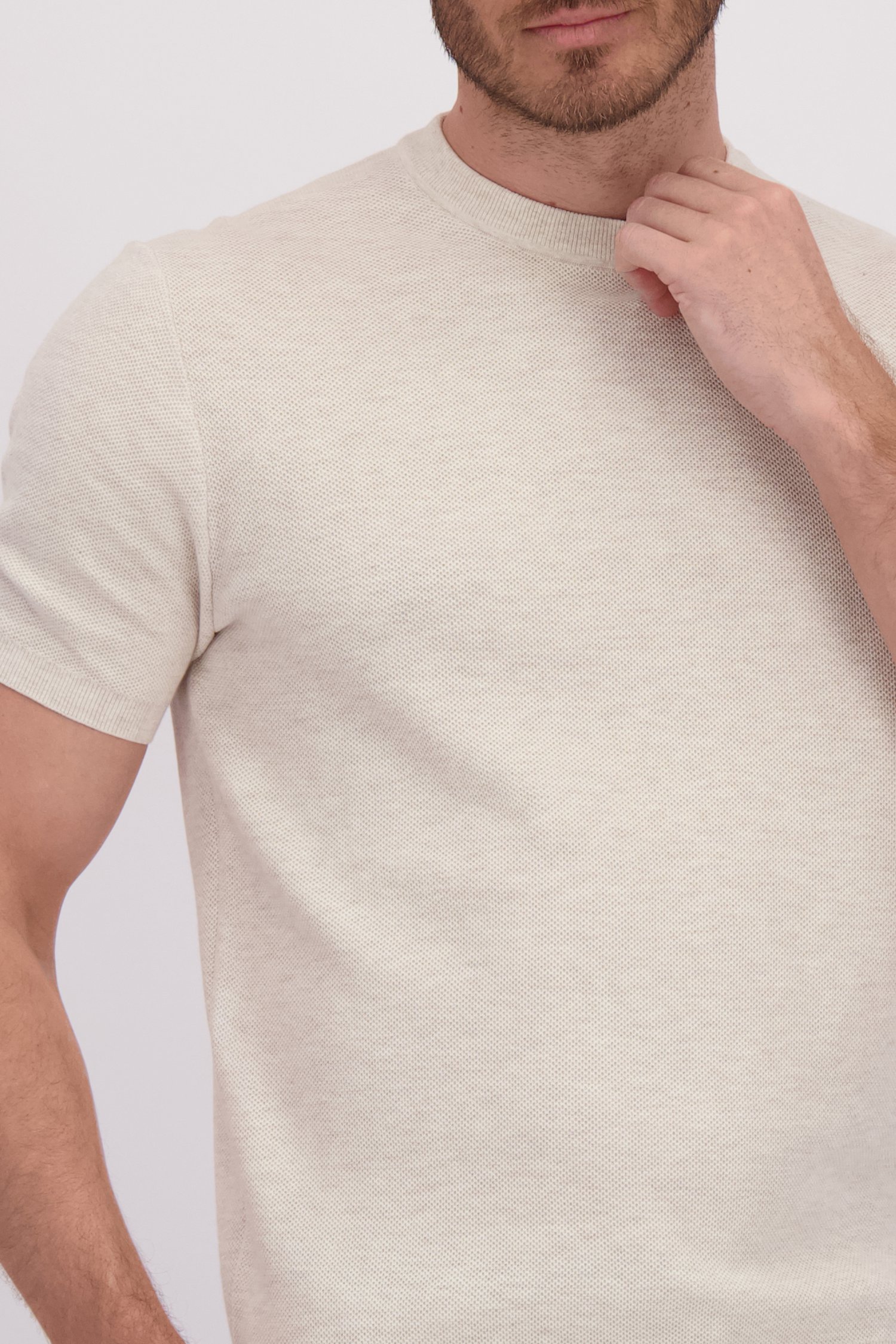 Détail de Pull beige en maille à manches courtes de Upper East pour Hommes