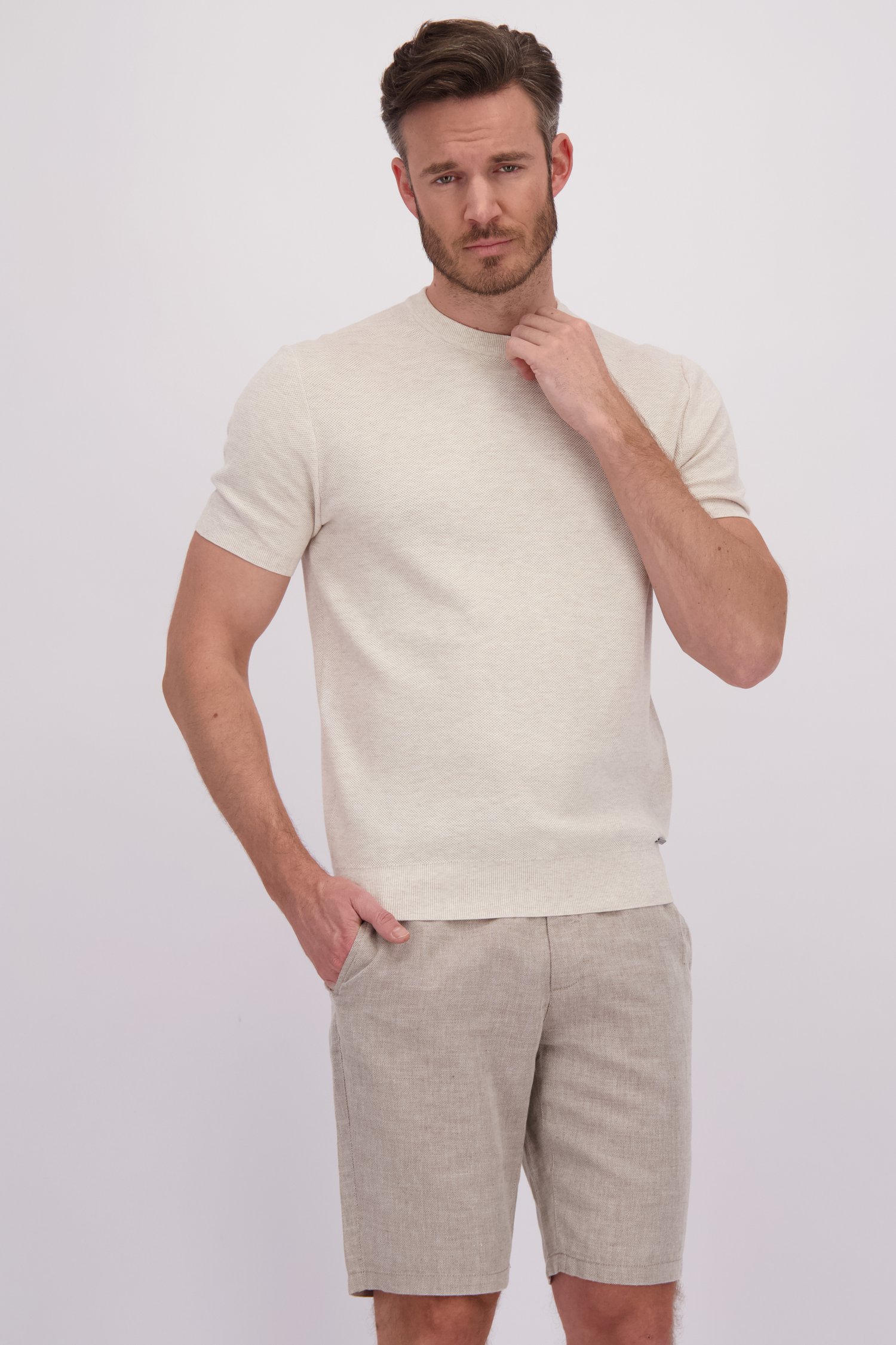Le devant de Pull beige en maille à manches courtes de Upper East pour Hommes