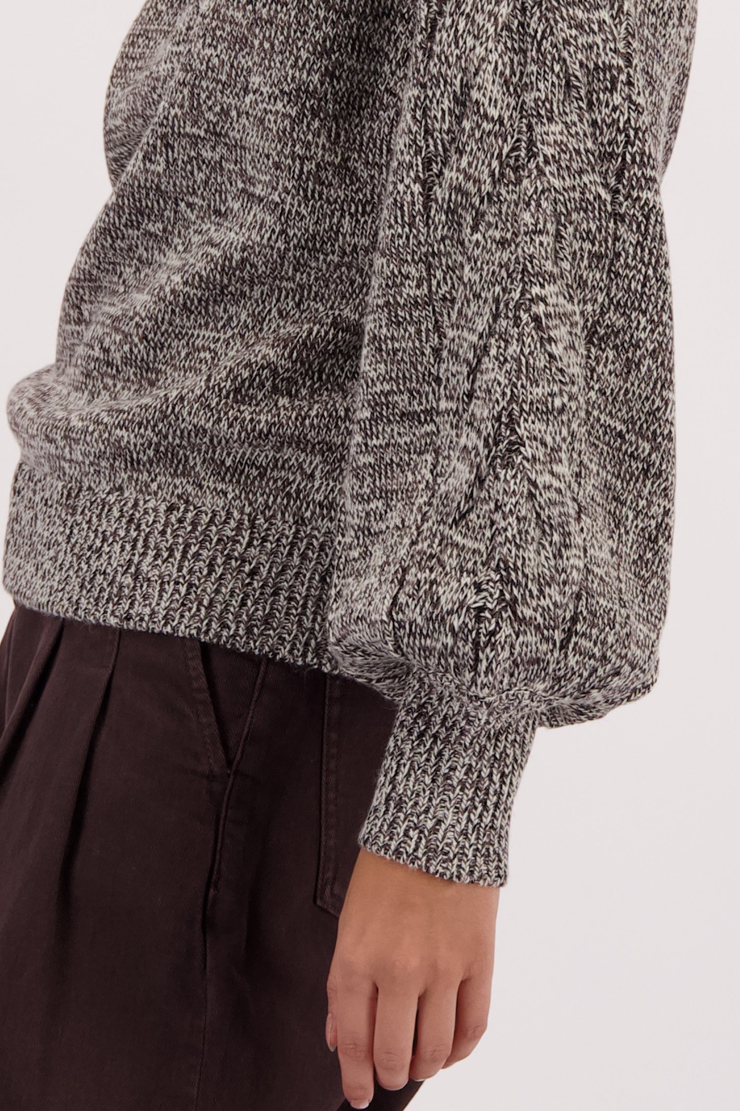 Détail de Pull beige-marron à manches ballon de Louise pour Femmes