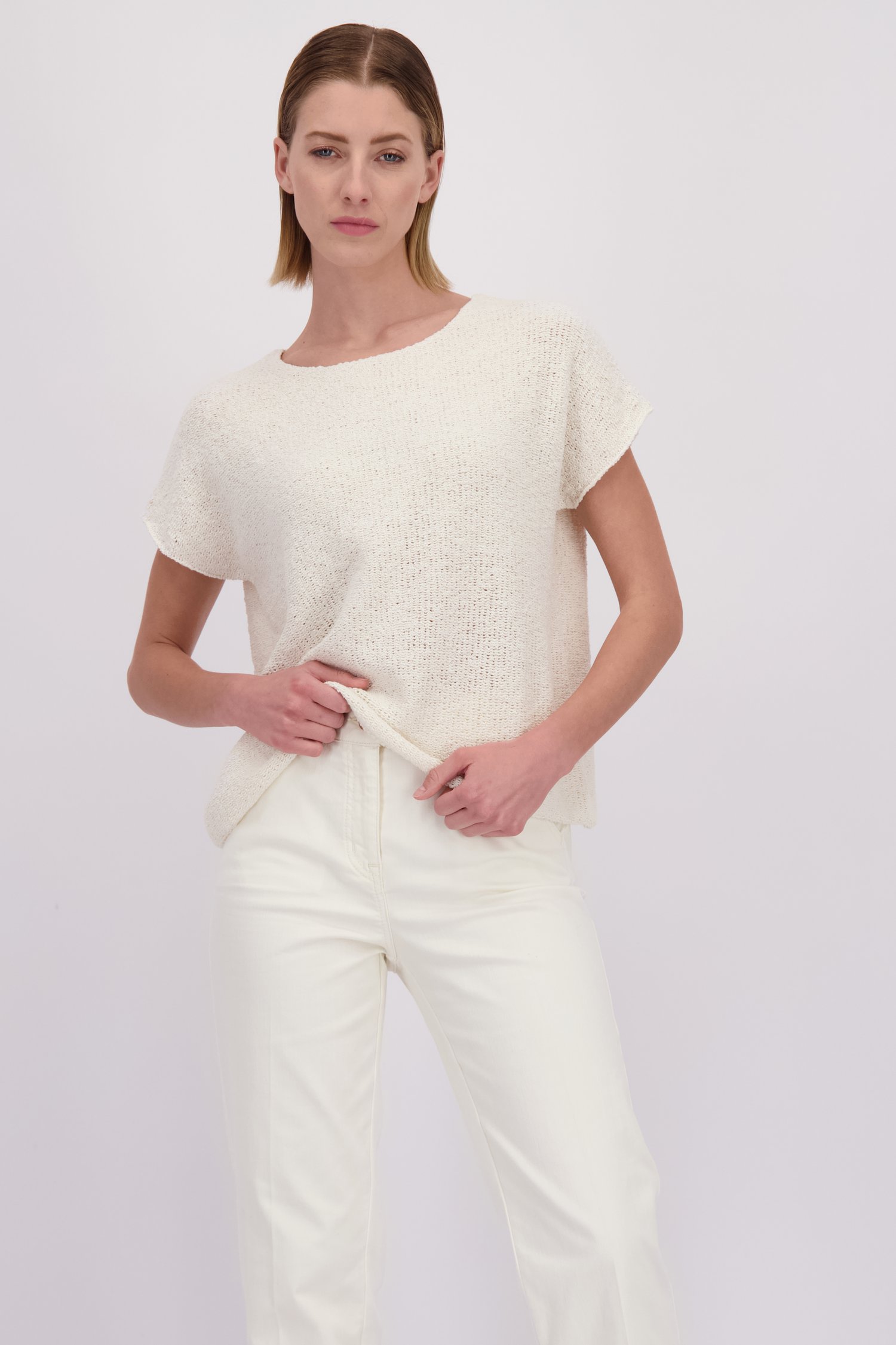 Le devant de Pull blanc en maille à manches courtes de D'Auvry pour Femmes