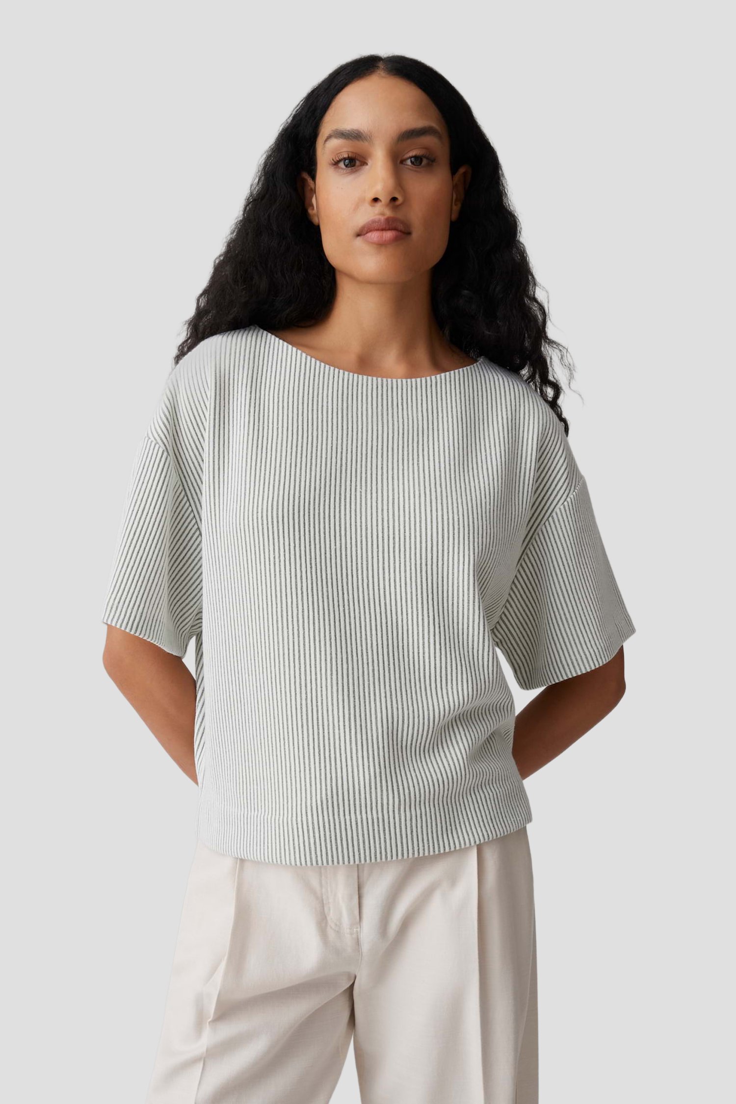 Le devant de Pull blanc et vert rayé de Opus pour Femmes