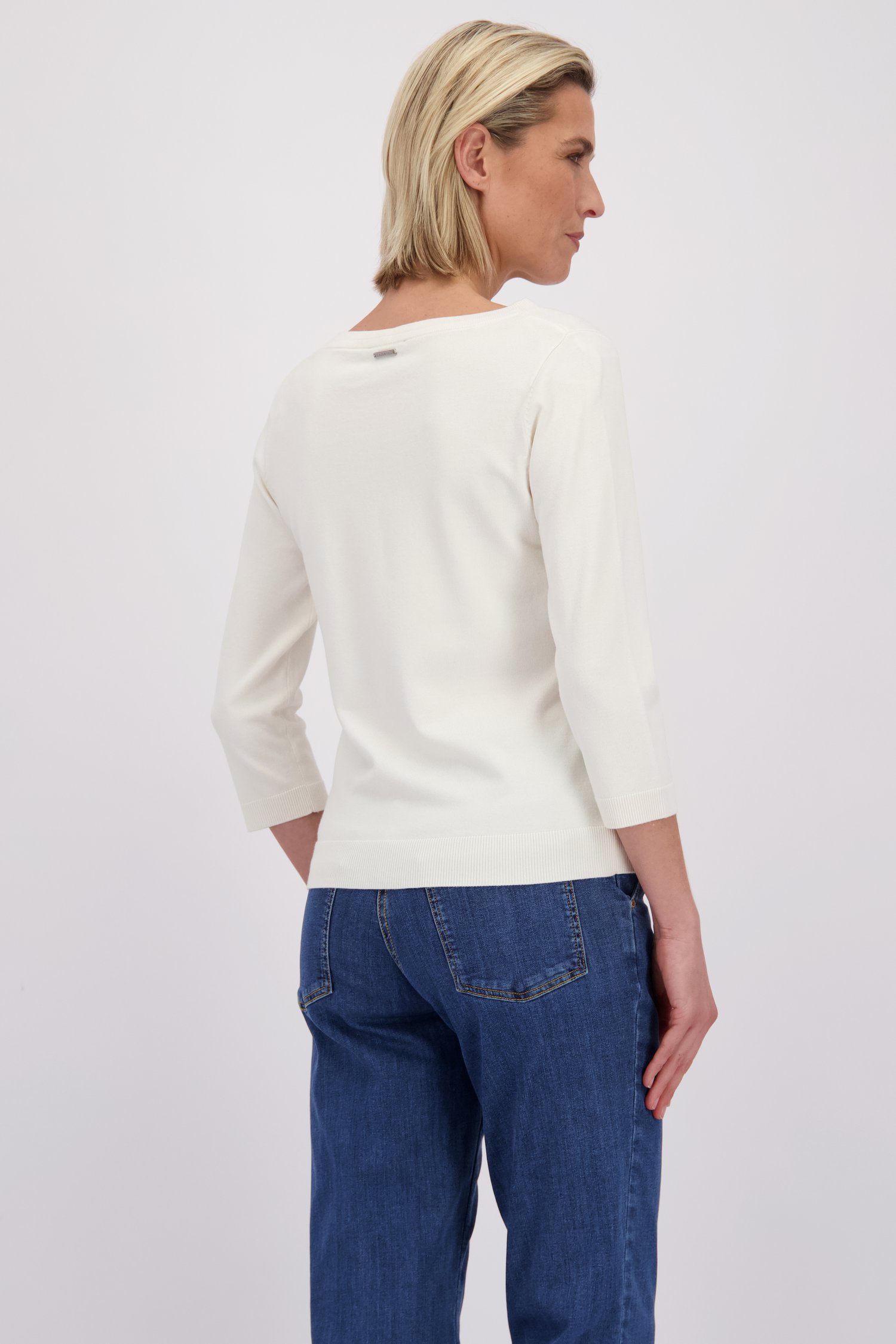 Le dos de Pull blanc finement tricoté de Claude Arielle pour Femmes