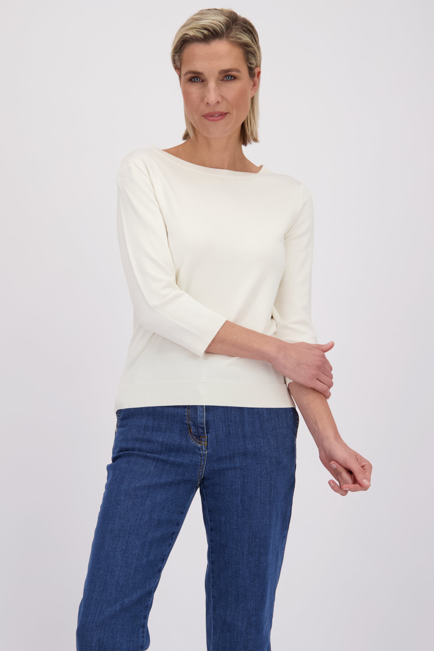 Le devant de Pull blanc finement tricoté de Claude Arielle pour Femmes