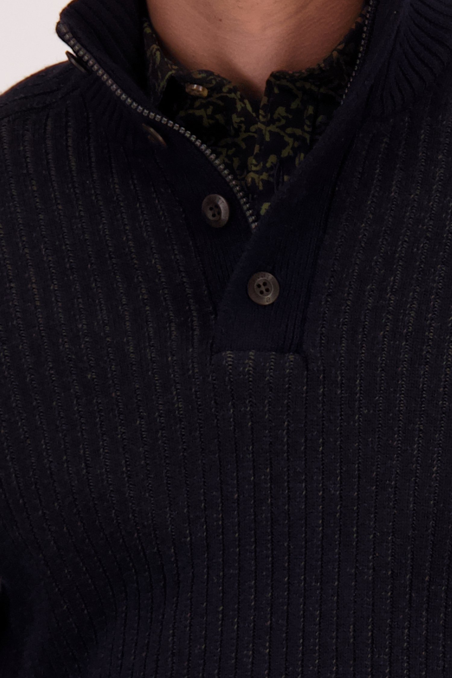 Détail de Pull bleu chiné à col montant de Ravøtt pour Hommes