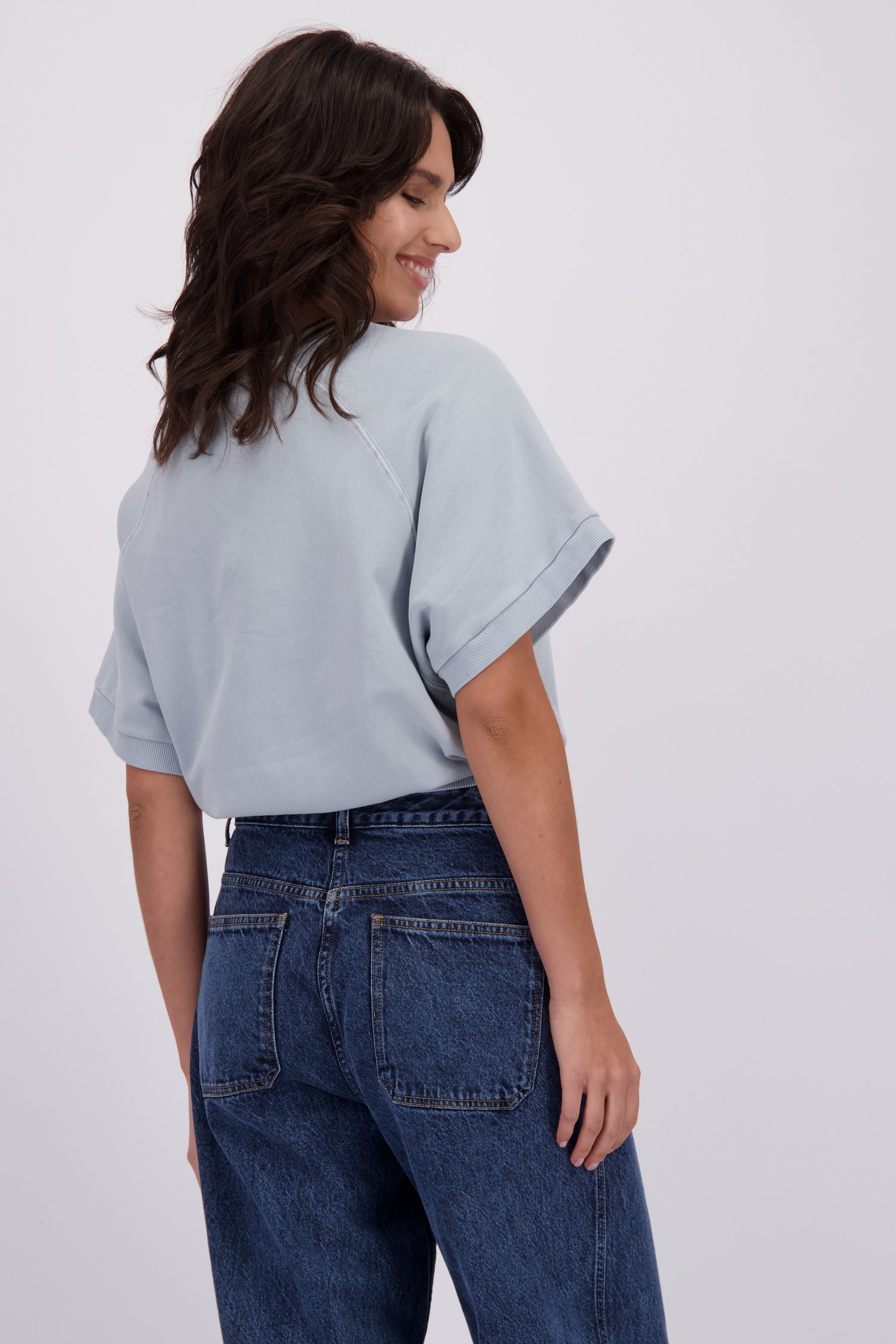 Le dos de Pull bleu clair à manches courtes de Louise pour Femmes