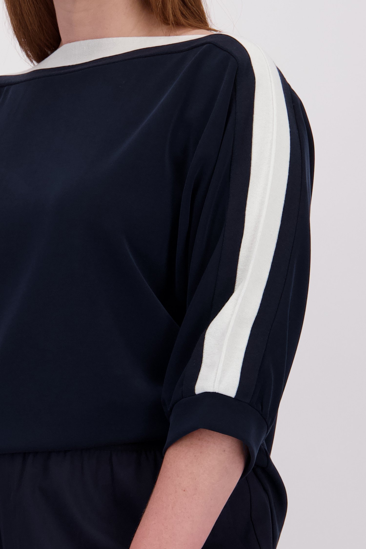 Détail de Pull bleu doux à col bateau de Yest Curve pour Femmes