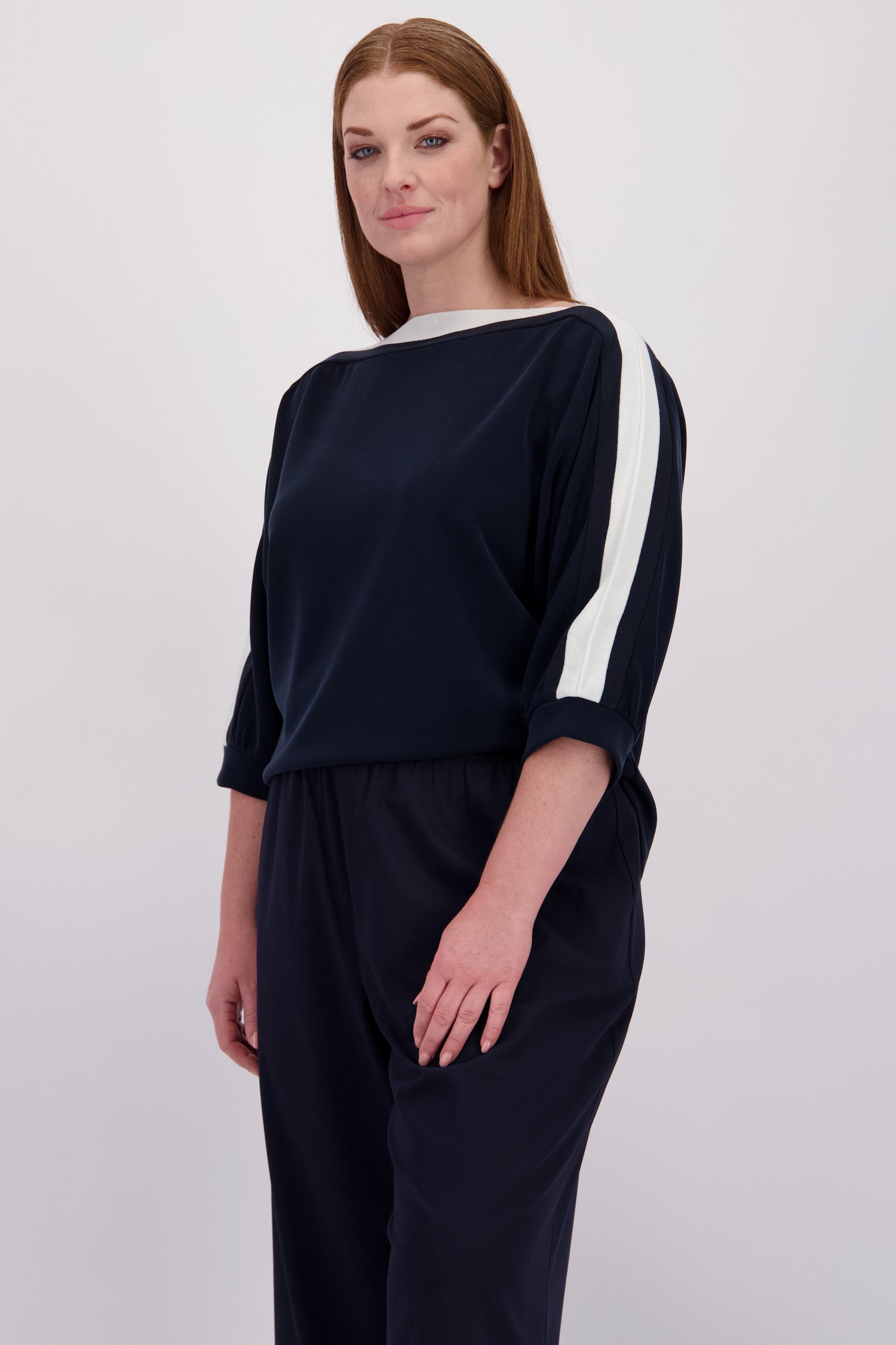 Le devant de Pull bleu doux à col bateau de Yest Curve pour Femmes