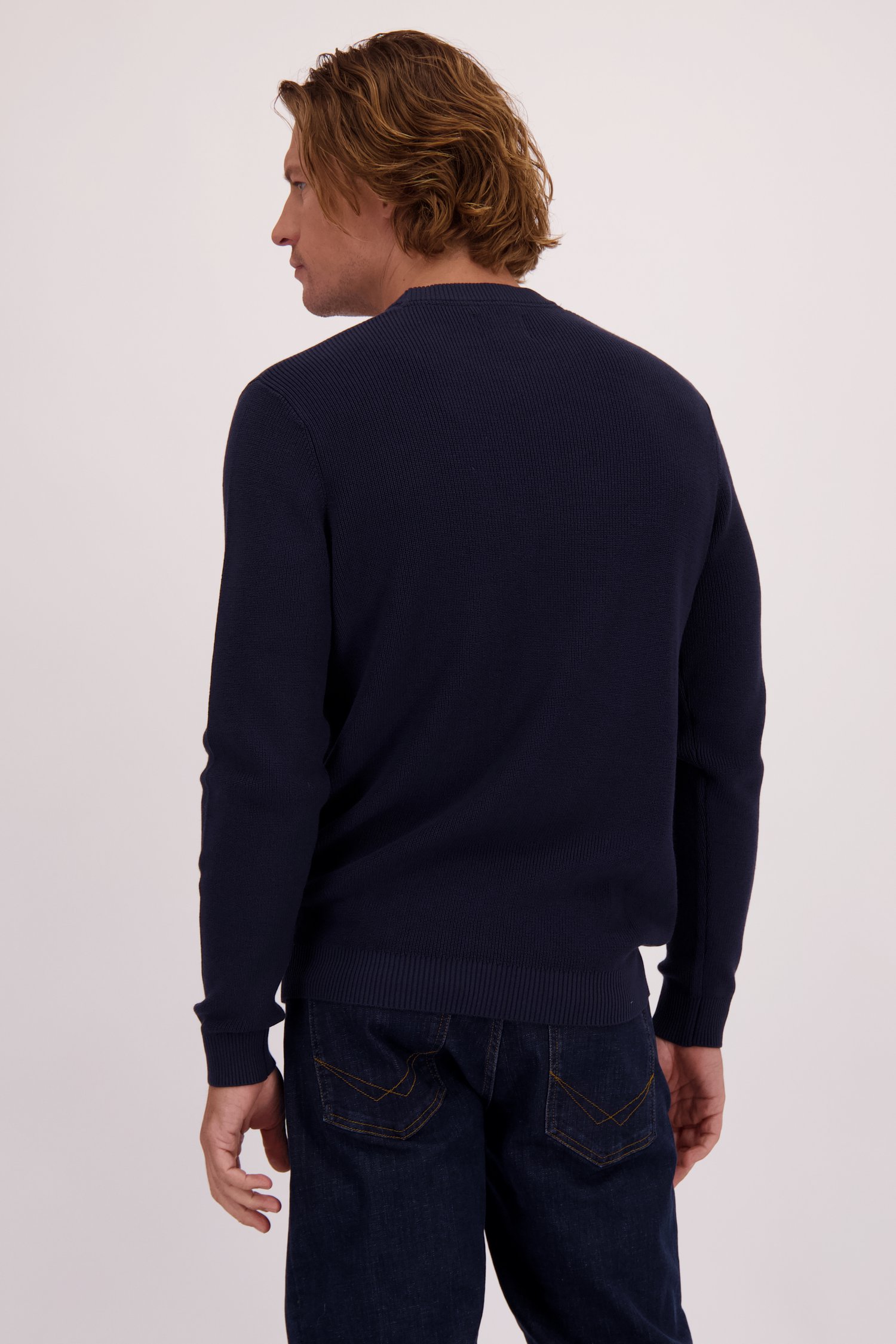 Le dos de Pull bleu foncé à col rond de Ravøtt pour Hommes