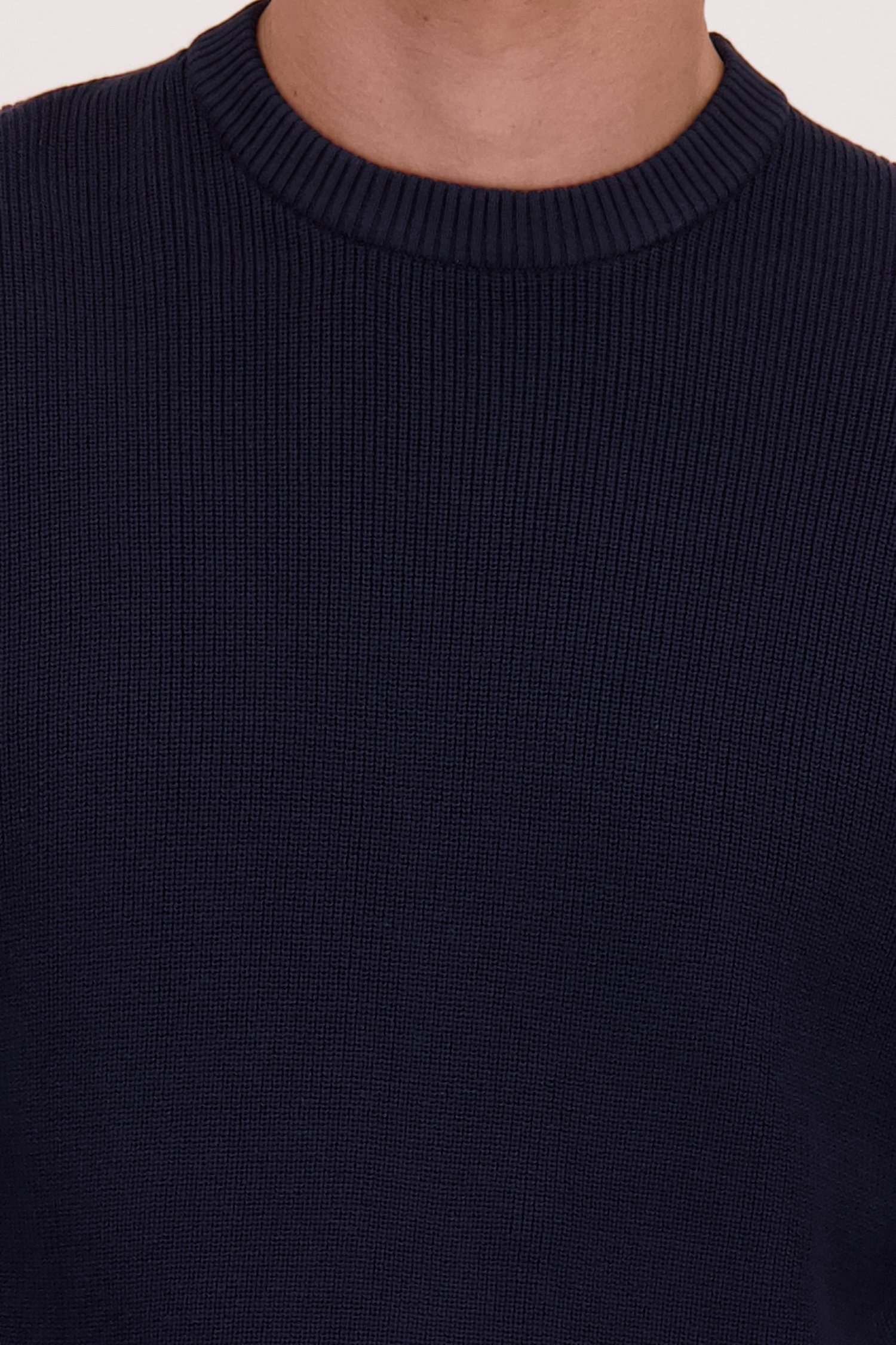 Détail de Pull bleu foncé à col rond de Ravøtt pour Hommes