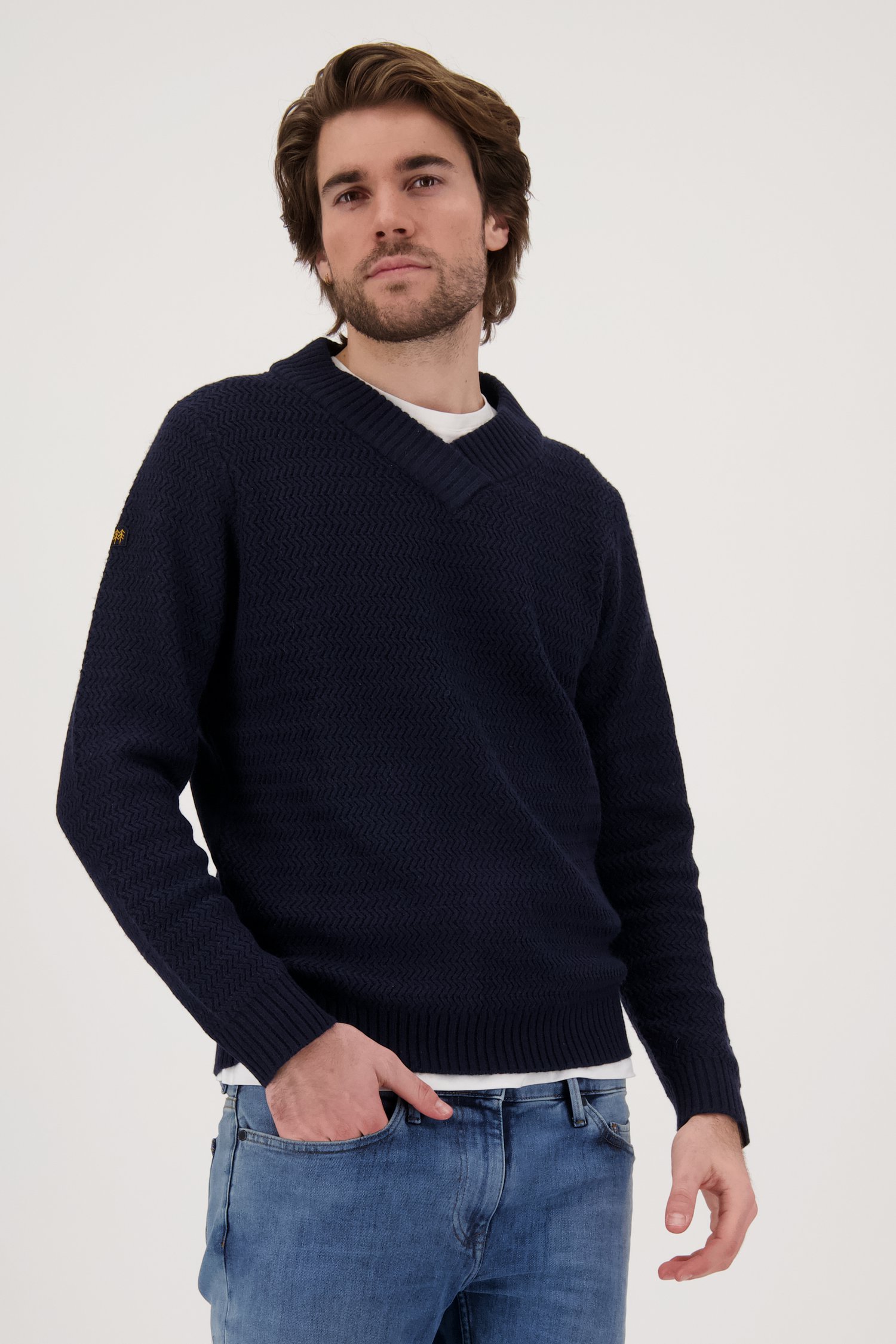 Pull bleu foncé avec motif tricoté fin	 de Ravøtt pour Hommes