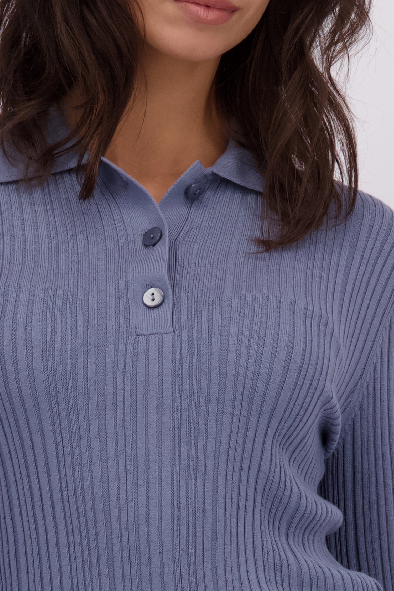 Détail de Pull bleu gris à col polo de Louise pour Femmes