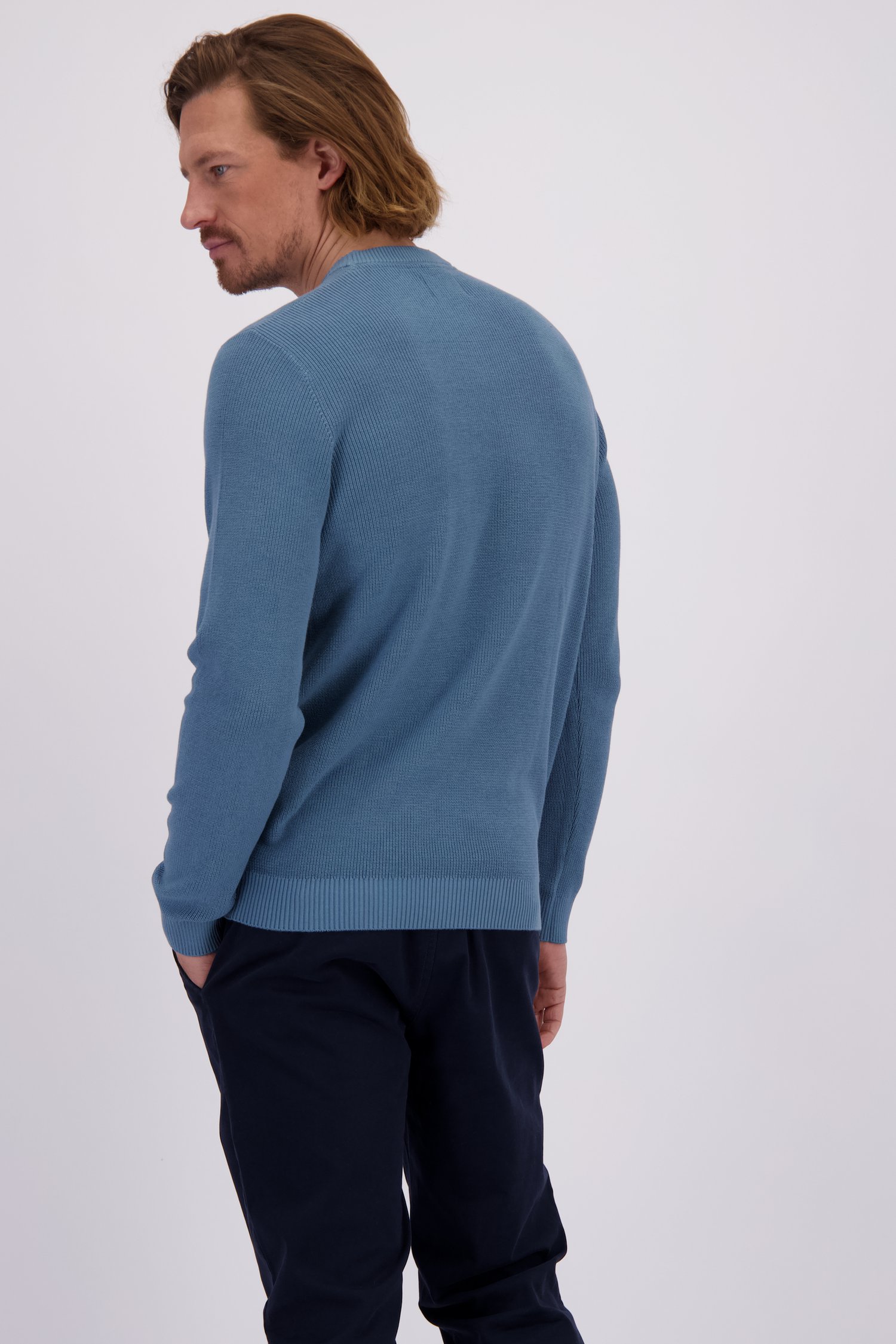 Le dos de Pull bleu gris à col rond de Ravøtt pour Hommes