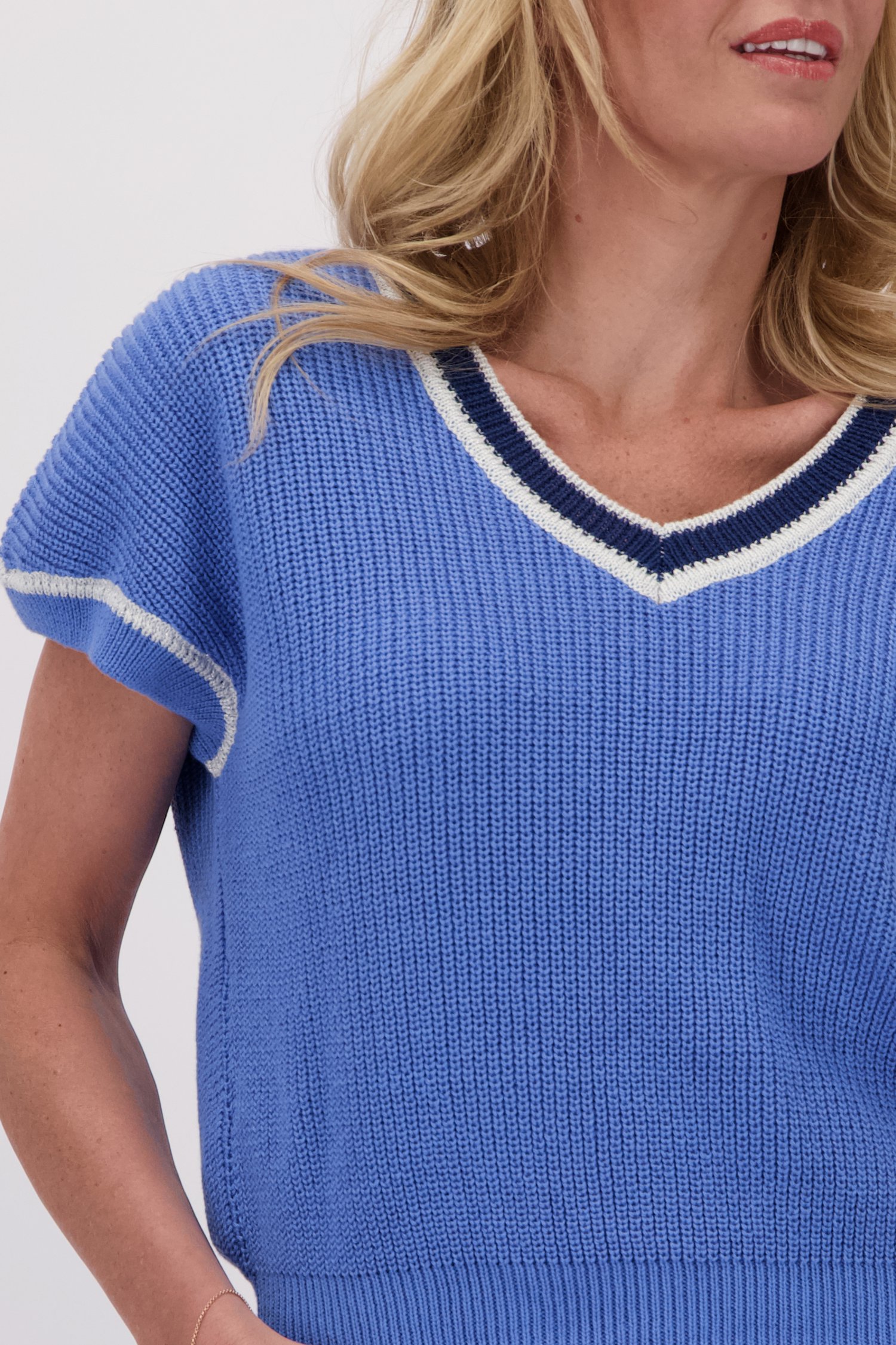 Pull bleu tricoté à manches courtes de AC by Annelien Coorevits pour Femmes
