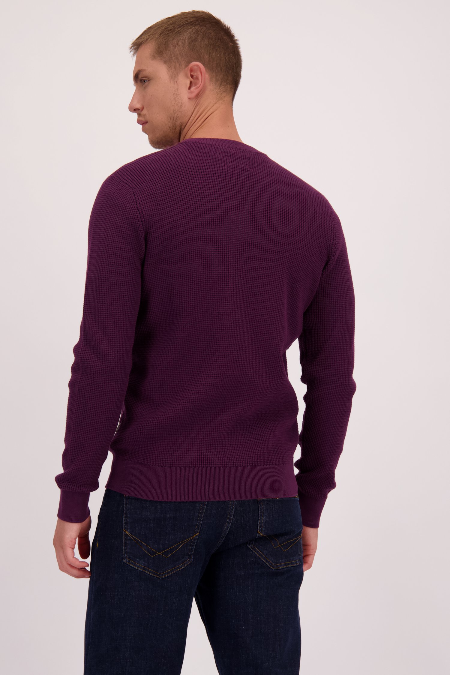 Le dos de Pull bordeaux en maille à col rond de Casual Five pour Hommes