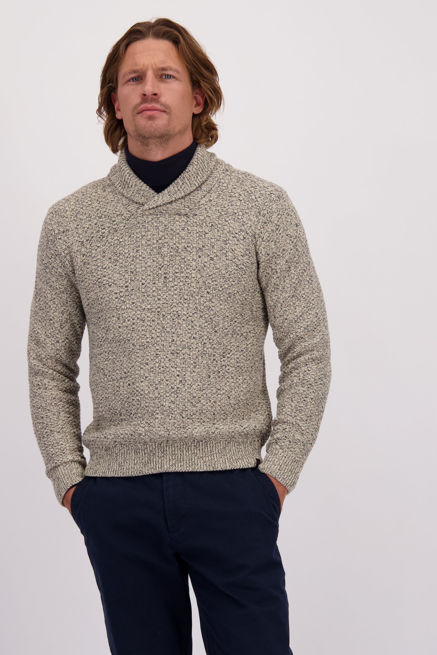 Le devant de Pull chiné beige à col châle de Ravøtt pour Hommes