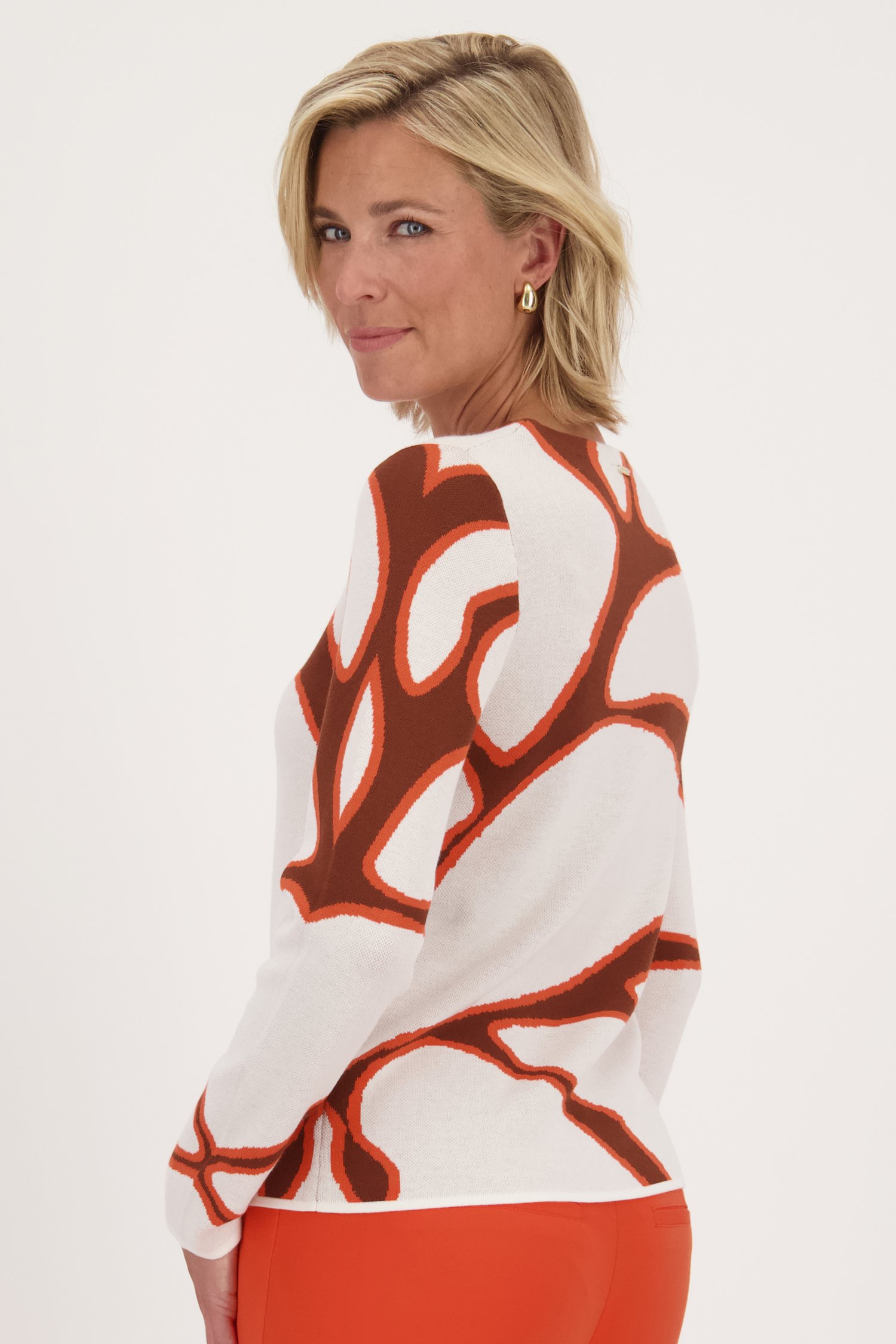 Pull écru à motif marron-orange	 de Claude Arielle pour Femmes