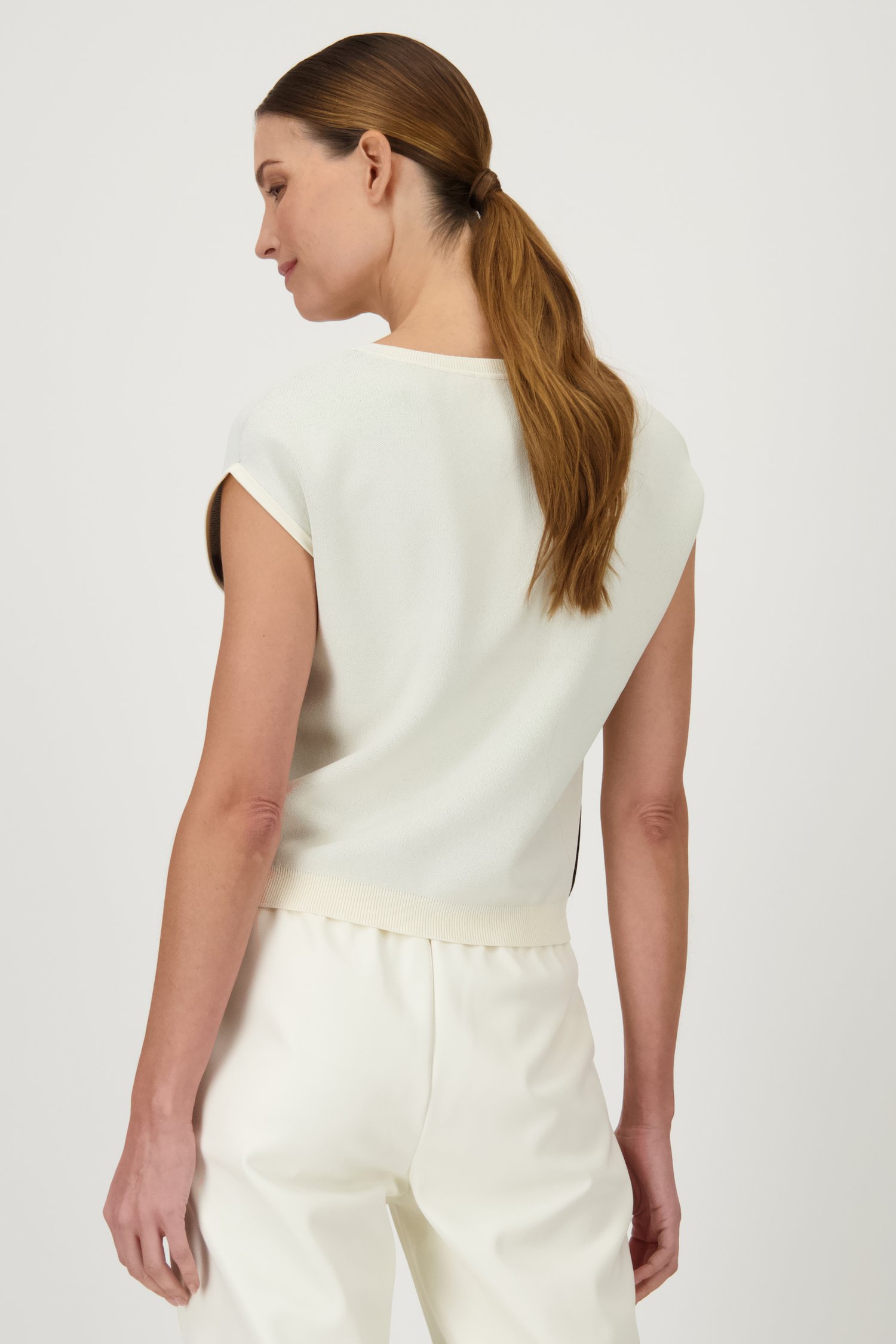 Le dos de Pull écru avec imprimé graphique noir de D'Auvry pour Femmes