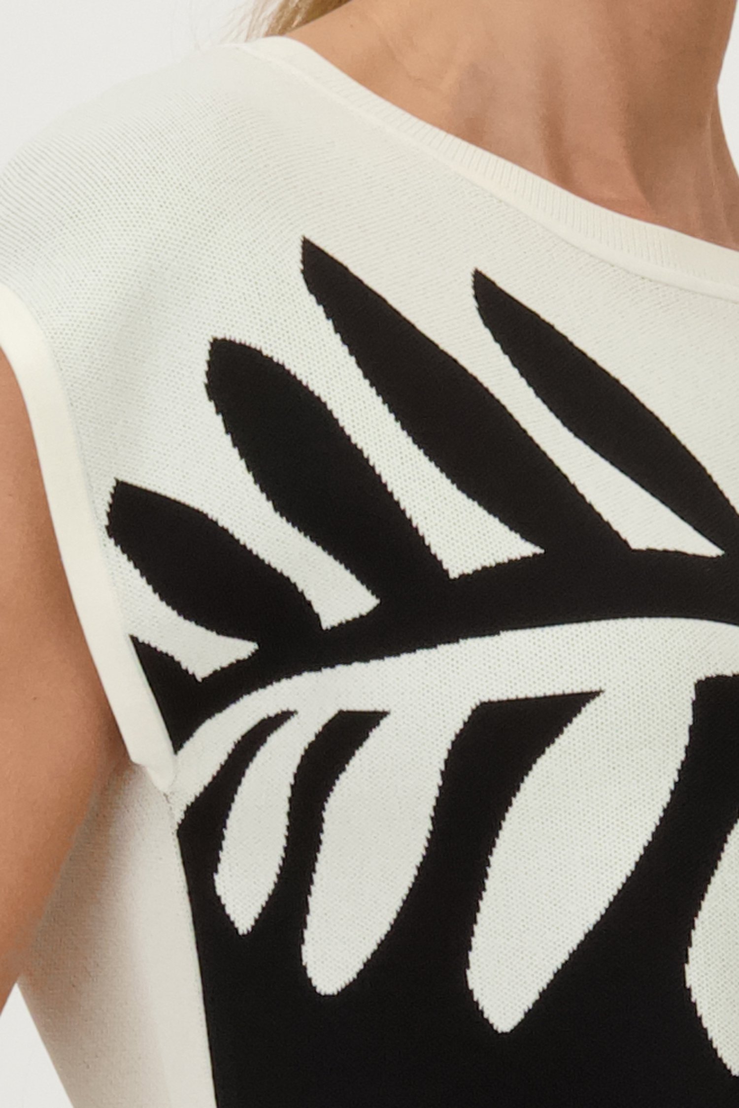 Détail de Pull écru avec imprimé graphique noir de D'Auvry pour Femmes