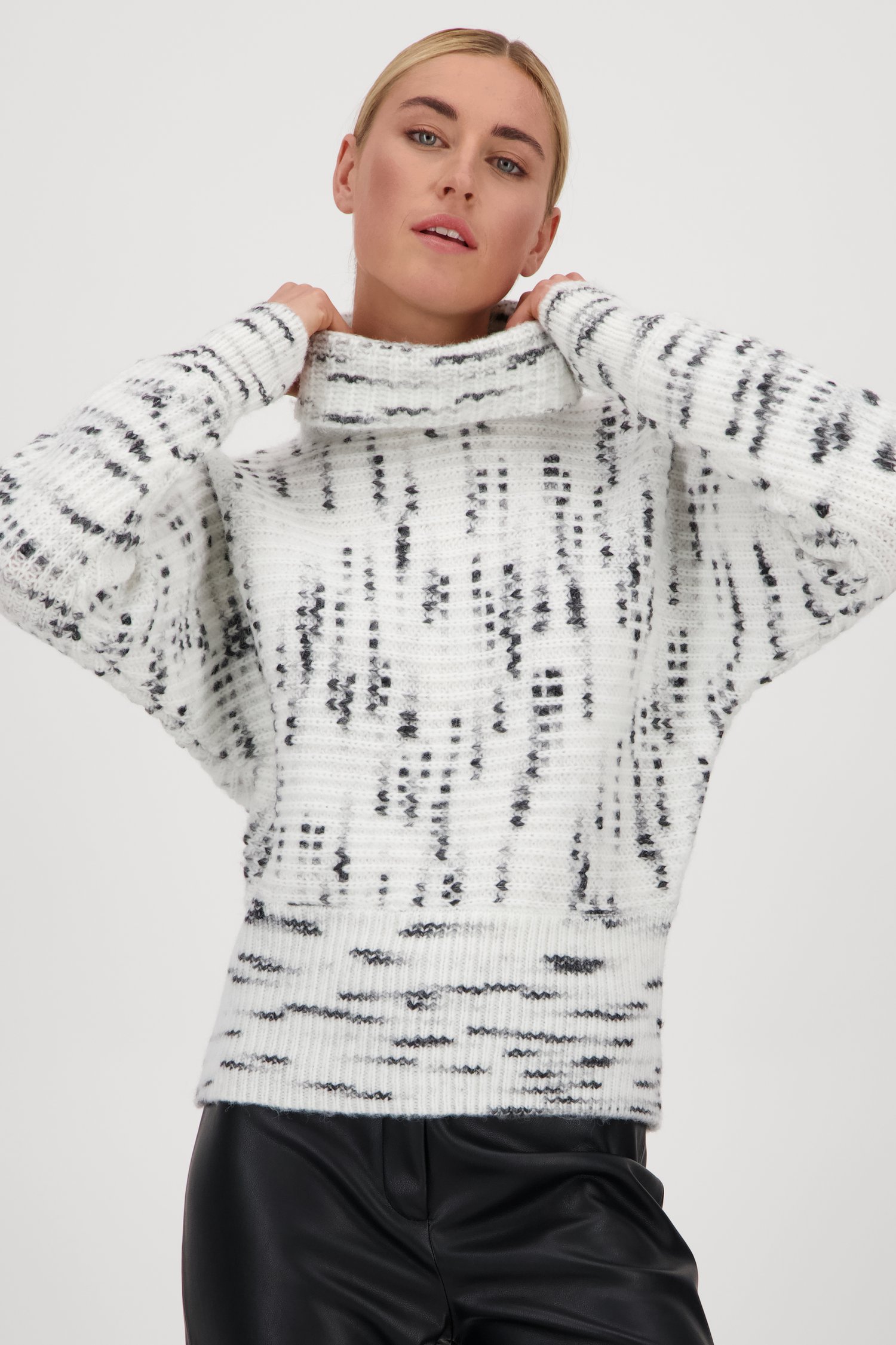 Pull écru avec motif noir	 de Opus pour Femmes