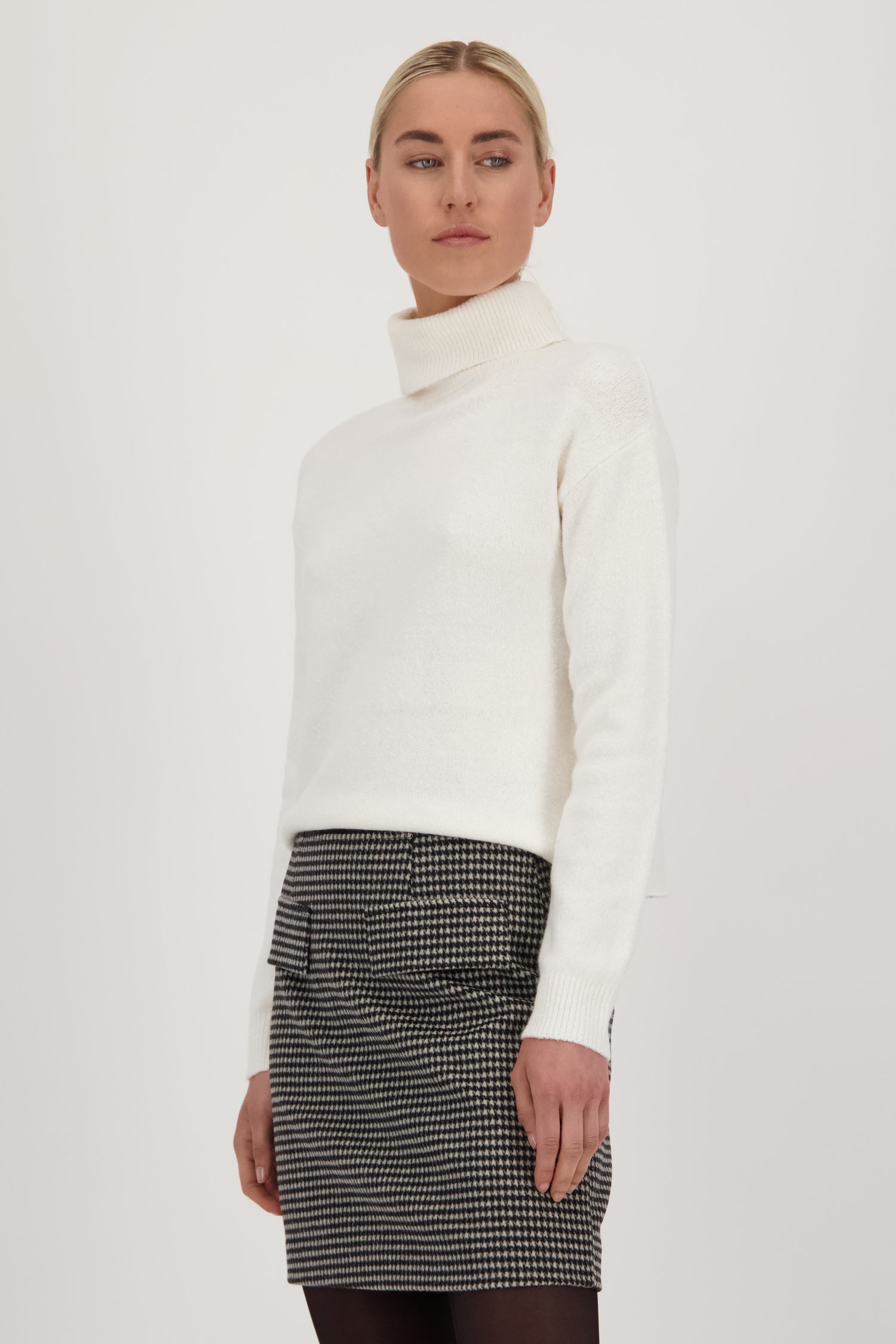 Le devant de Pull écru doux à col roulé - Louise x Tine de Louise pour Femmes