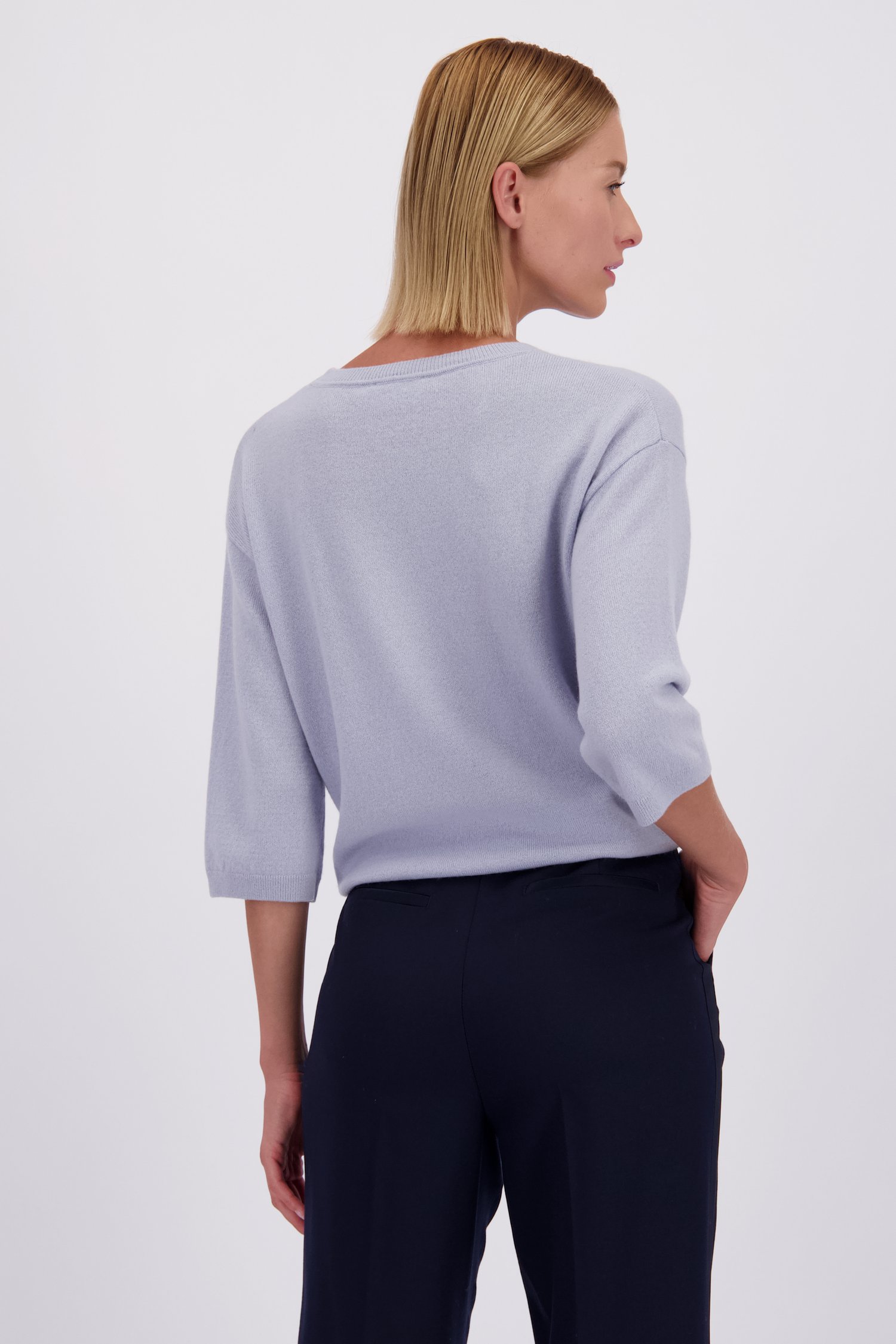 Le dos de Pull en cachemire bleu à manches courtes de D'Auvry Studio pour Femmes