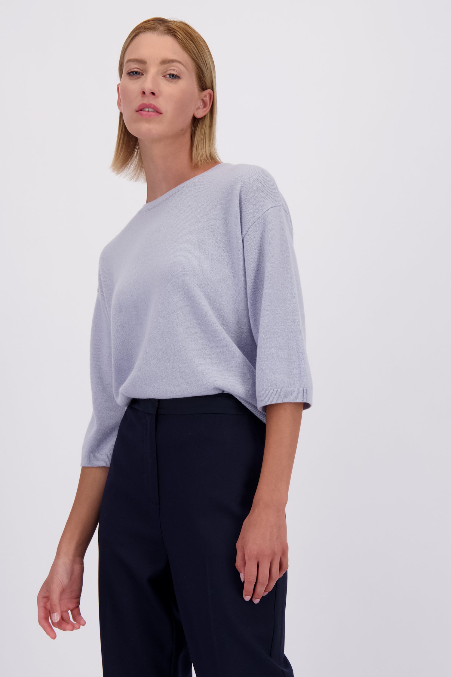 Le devant de Pull en cachemire bleu à manches courtes de D'Auvry Studio pour Femmes