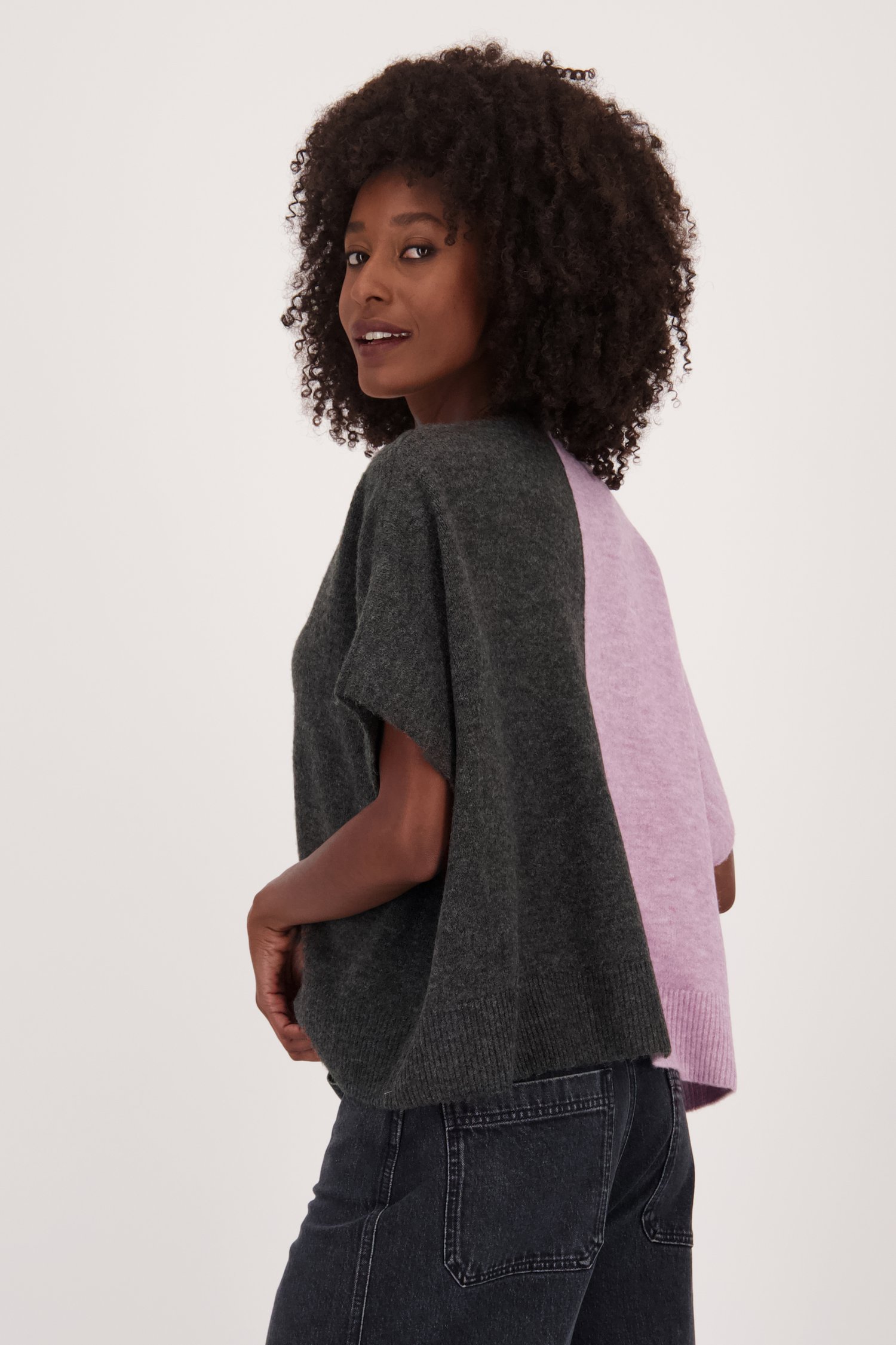Le dos de Pull en gris foncé et violet clair de Louise pour Femmes
