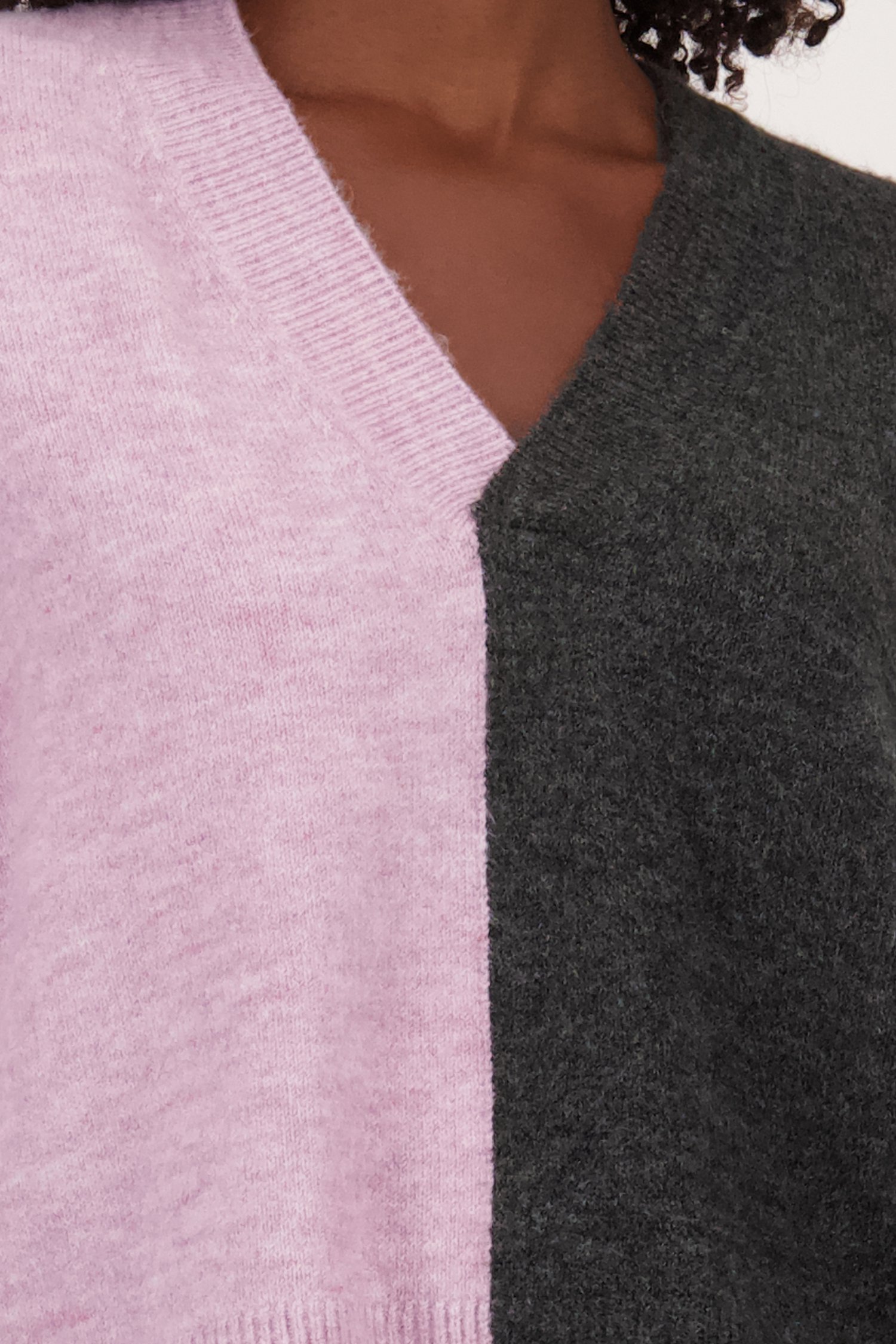 Détail de Pull en gris foncé et violet clair de Louise pour Femmes