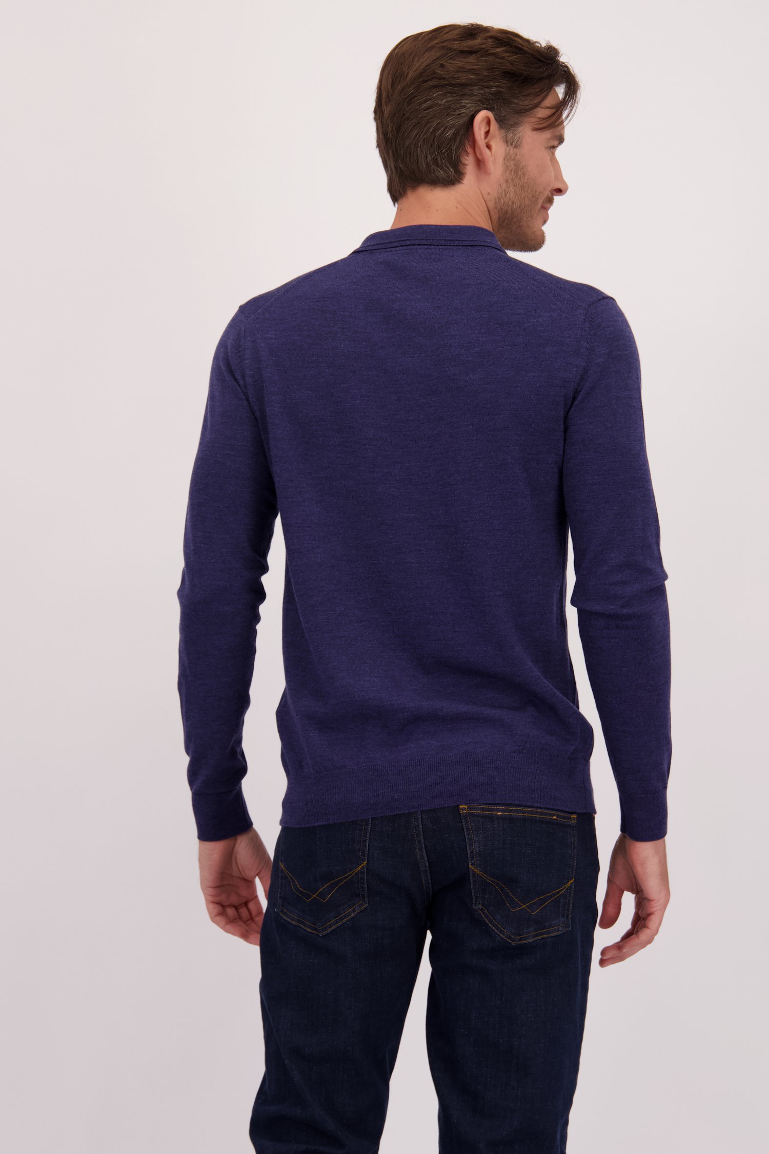 Le dos de Pull en laine bleu foncé à col de Upper East pour Hommes