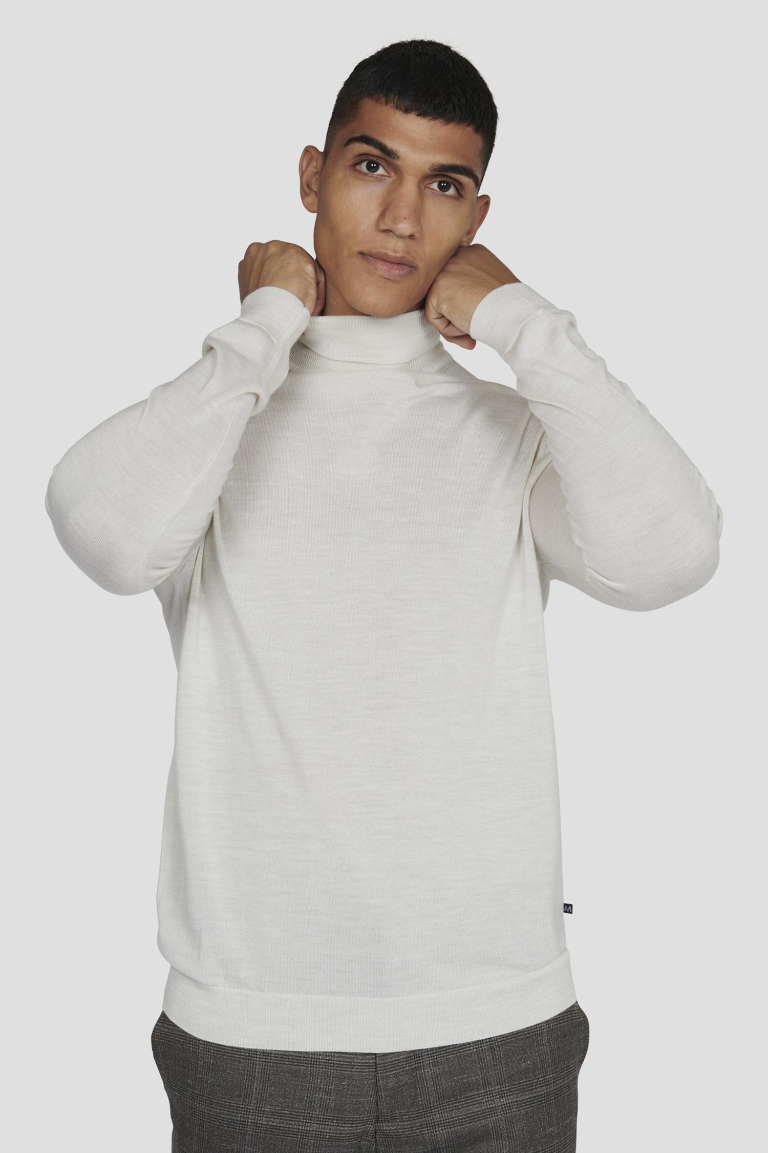 Le devant de Pull en laine écru à col roulé de Matinique pour Hommes