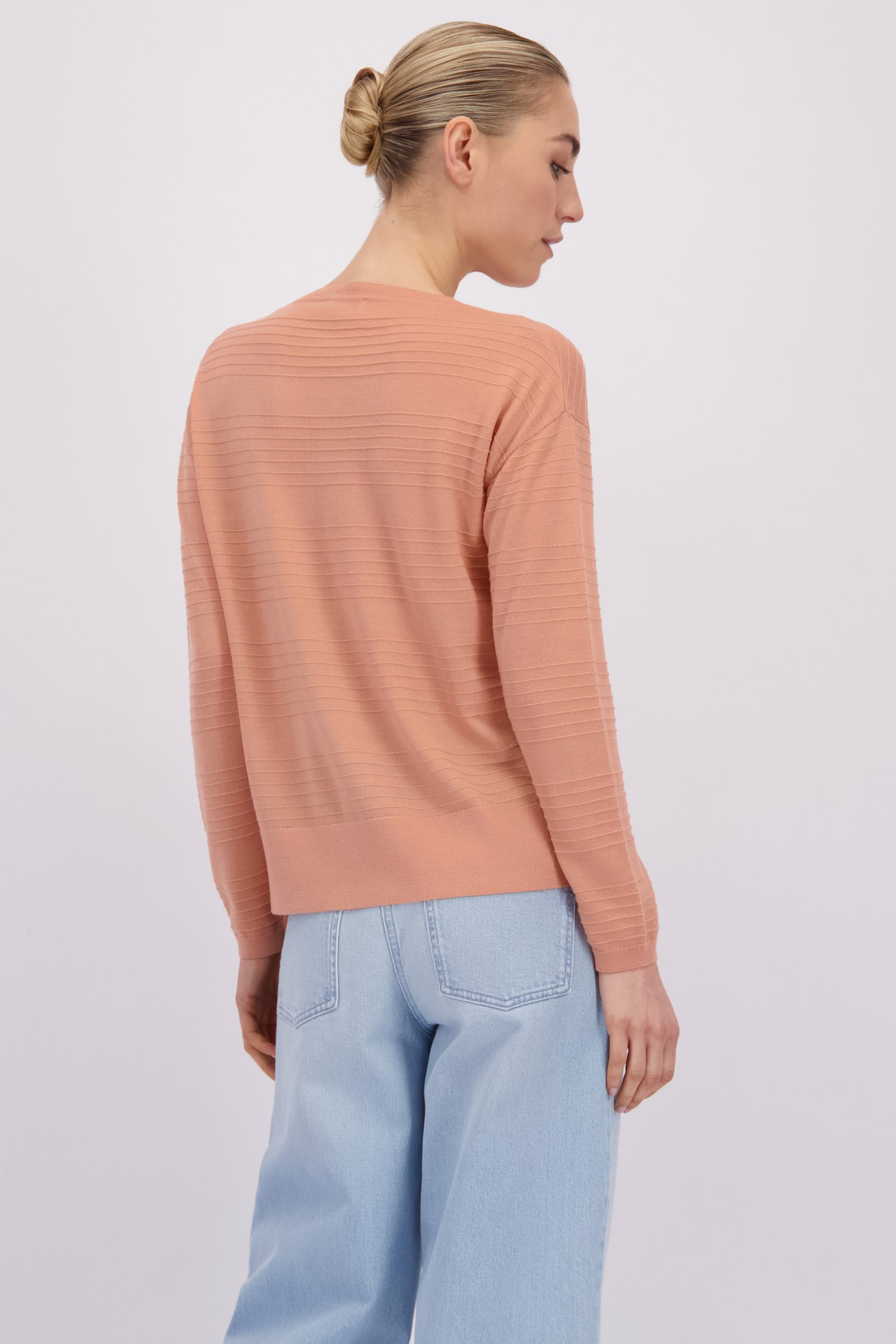 Le dos de Pull en laine rose saumon de Liberty Island pour Femmes