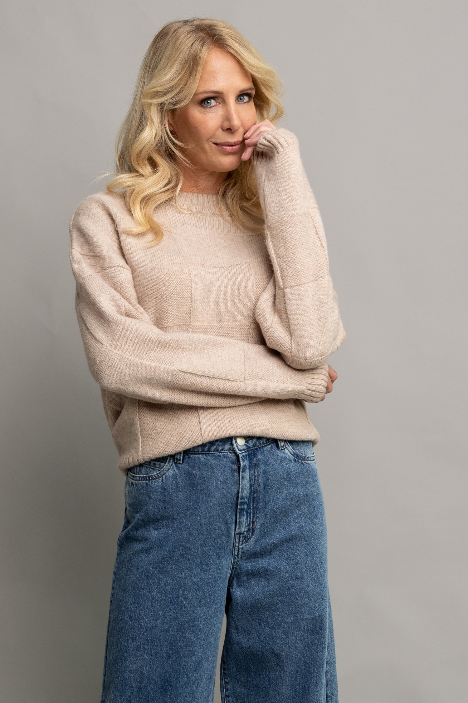 Le devant de Pull en maille beige de AC by Annelien Coorevits pour Femmes