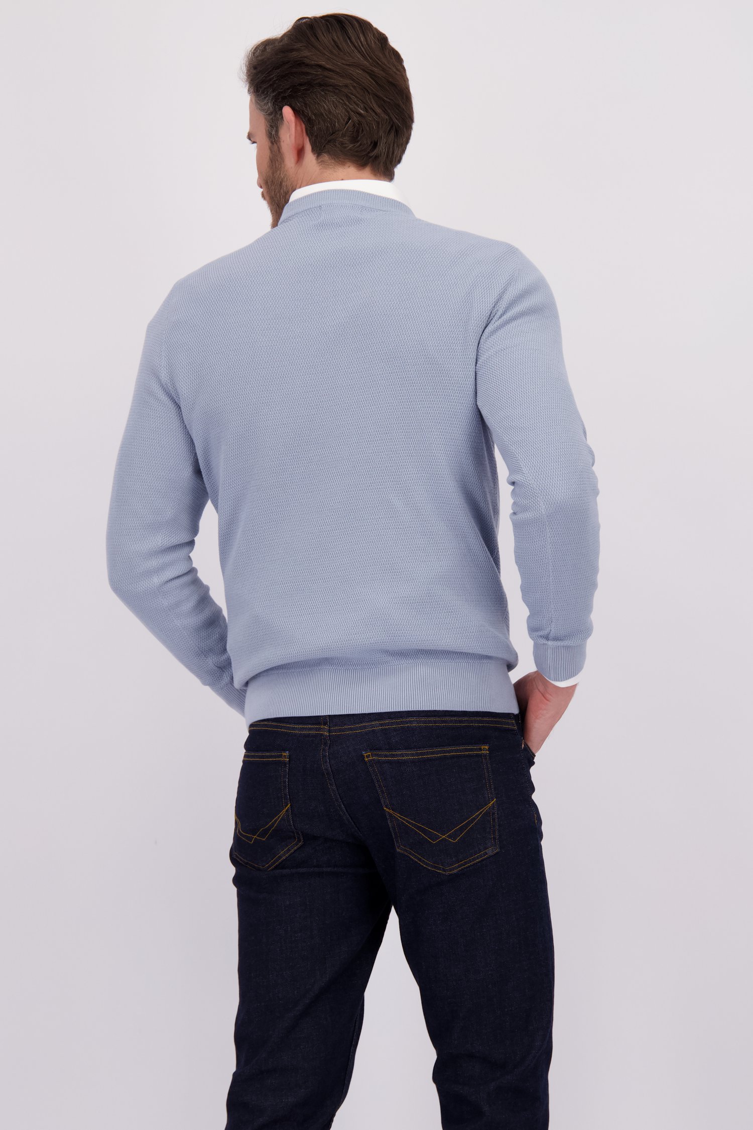 Le dos de Pull en maille bleu clair à col rond de Michaelis pour Hommes