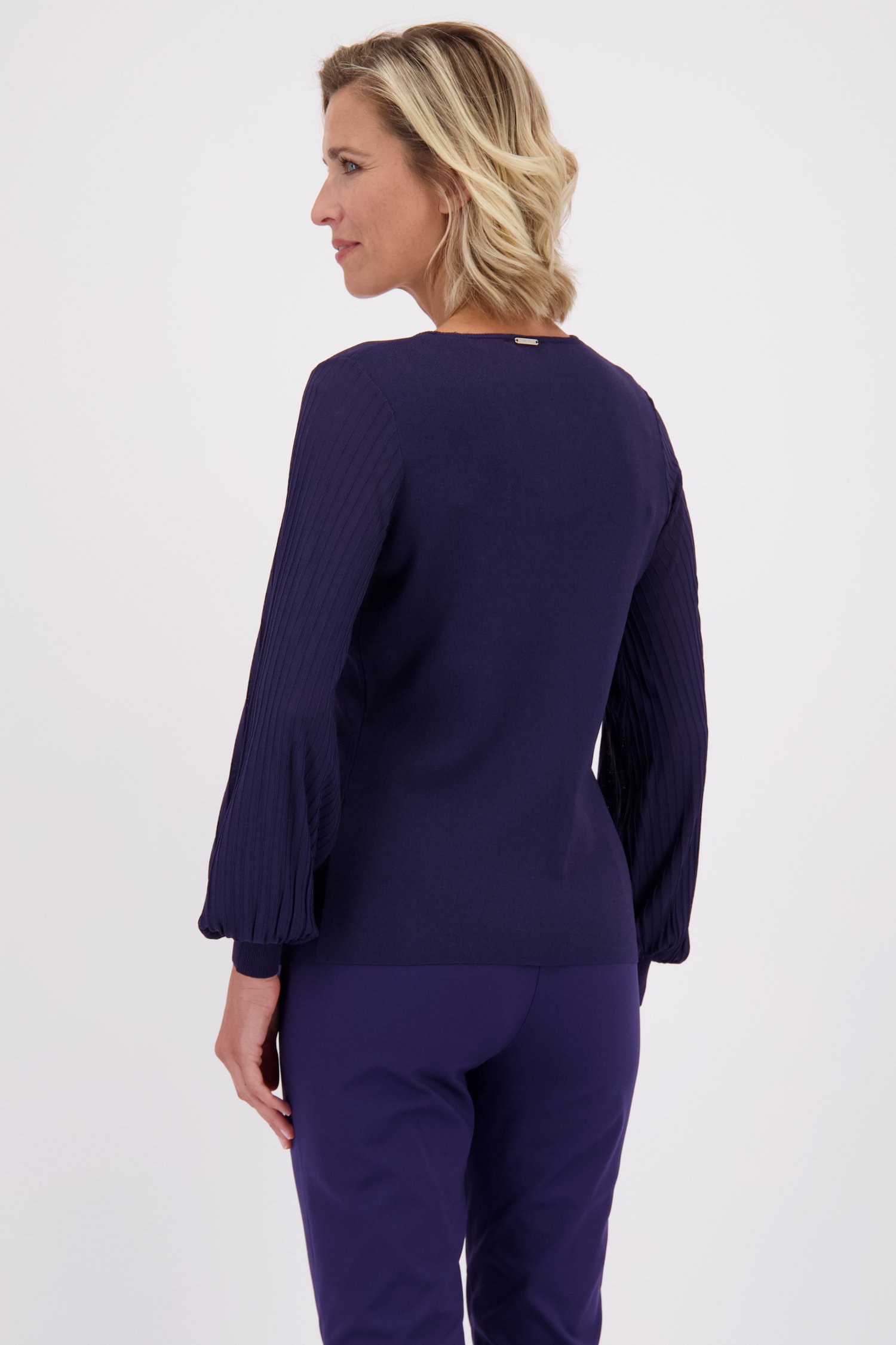 Le dos de Pull fin bleu à col en V de Claude Arielle pour Femmes