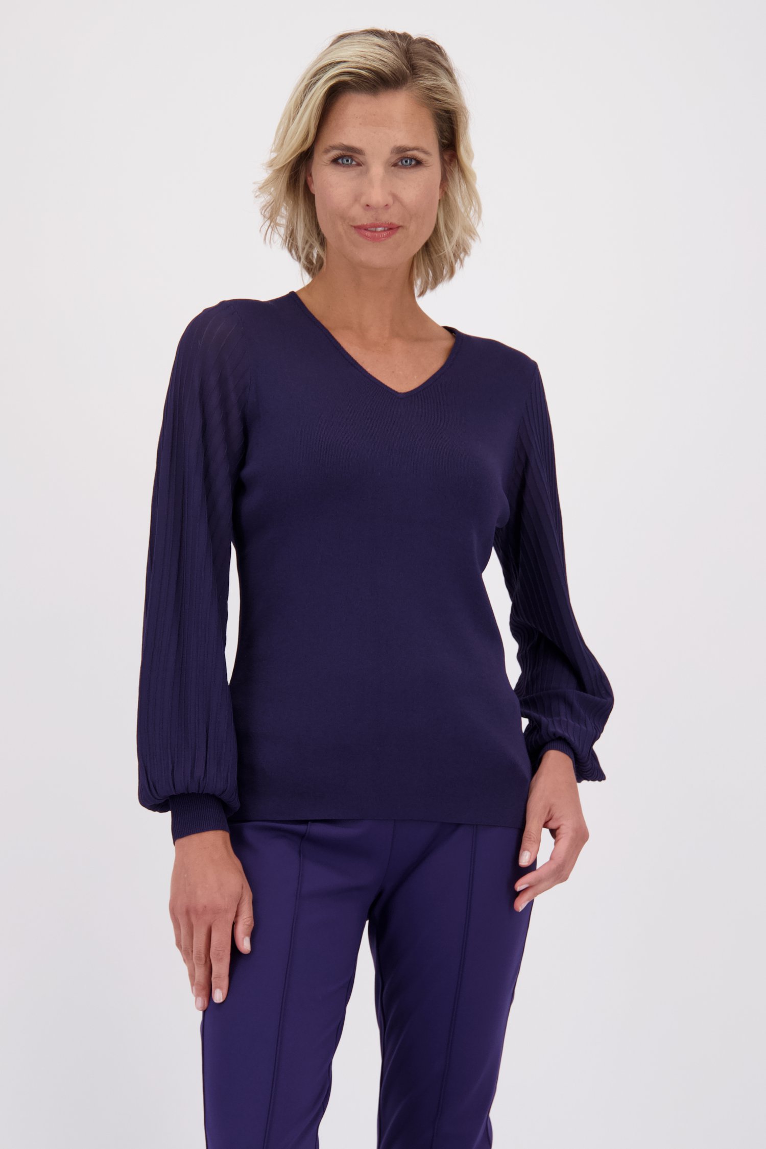 Le devant de Pull fin bleu à col en V de Claude Arielle pour Femmes