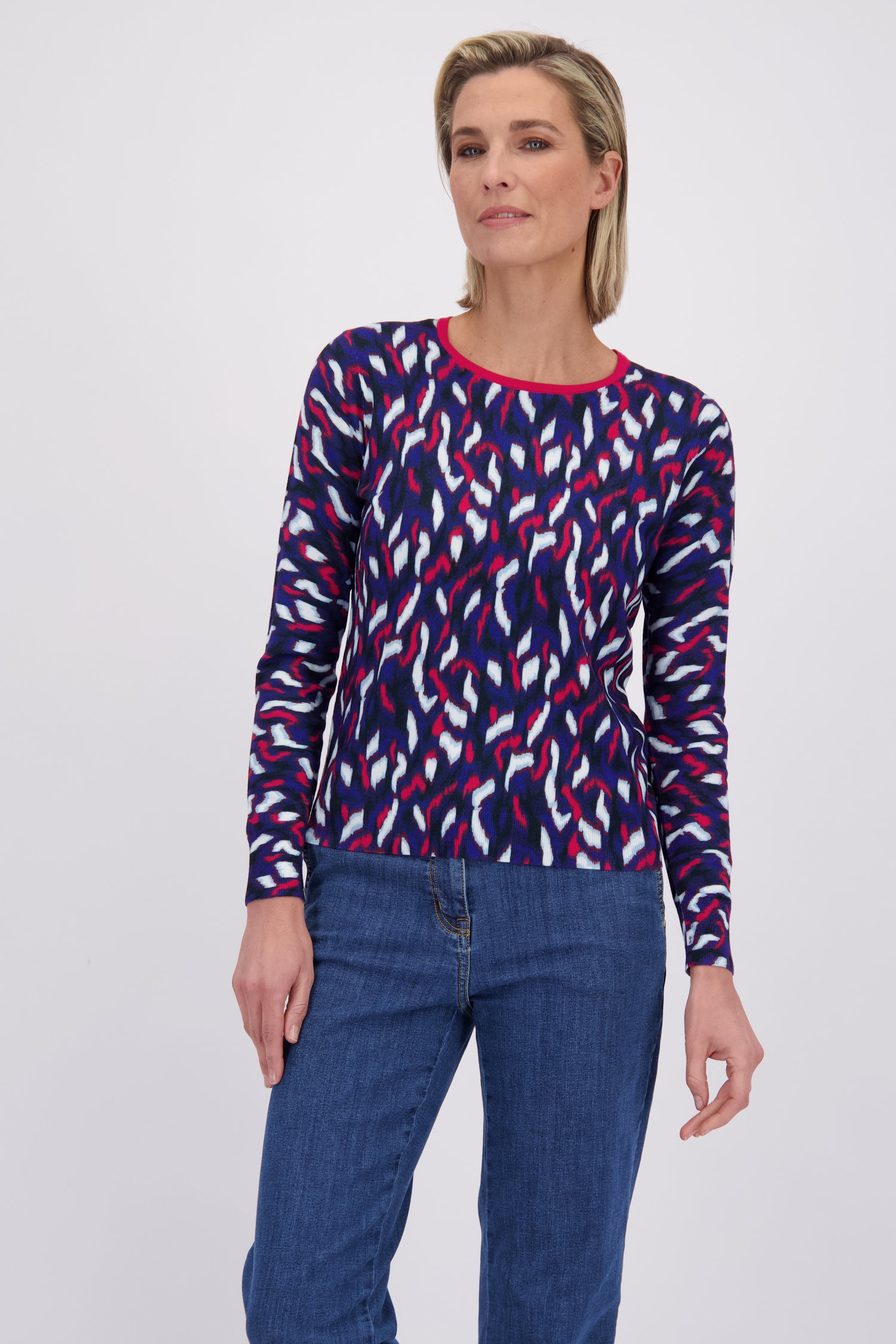 Le devant de Pull finement tricoté rouge et bleu  de Claude Arielle pour Femmes