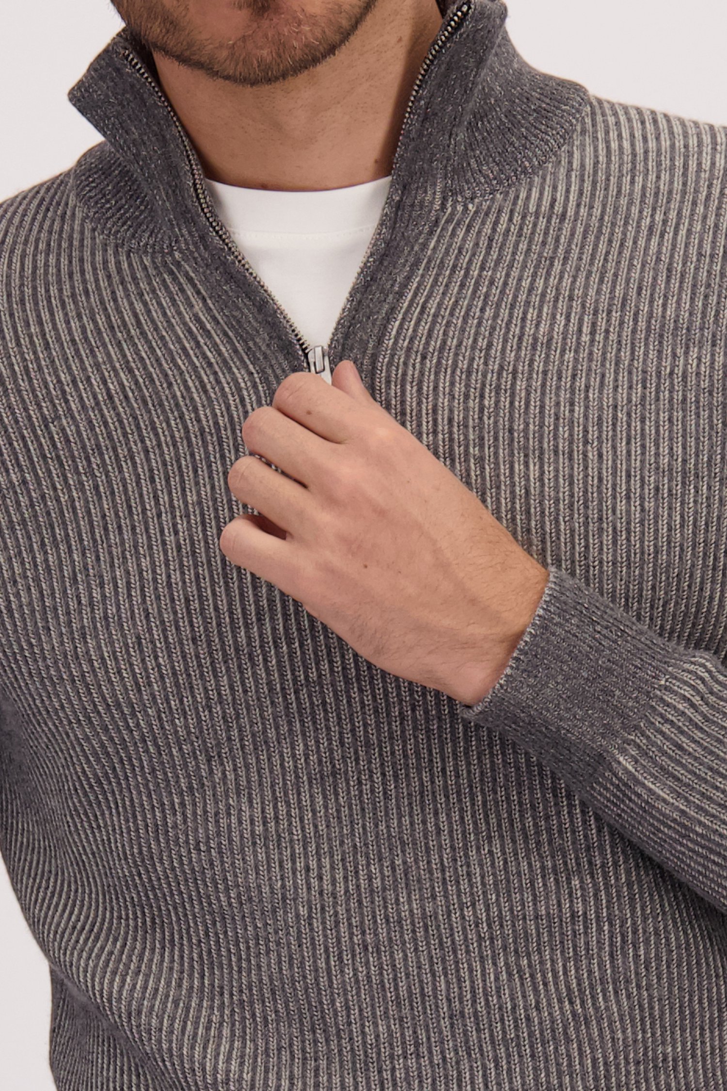 Détail de Pull gris à col zippé de Marc O'Polo pour Hommes