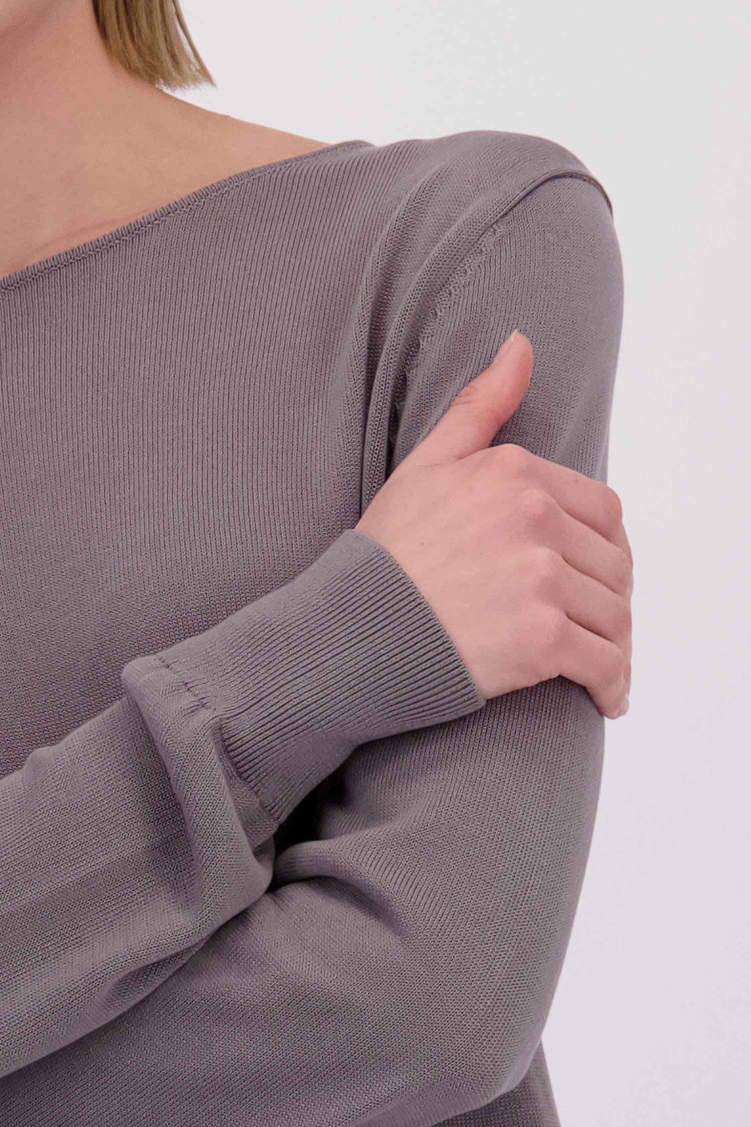 Détail de Pull gris finement tricoté à col rond de D'Auvry Studio pour Femmes