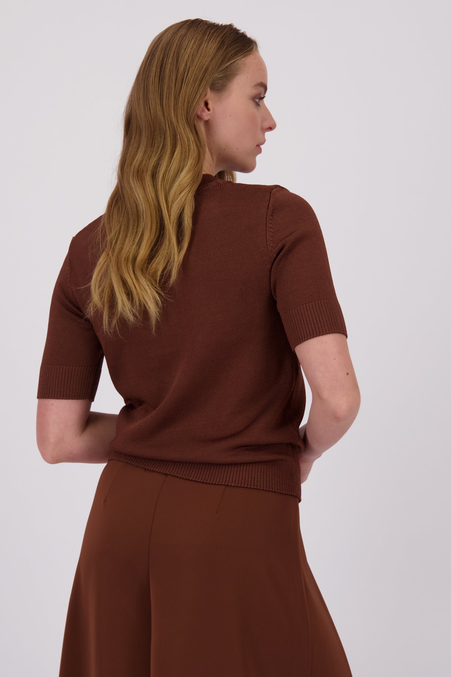 Pull marron foncé à col rond et manches courtes de D'Auvry pour Femmes