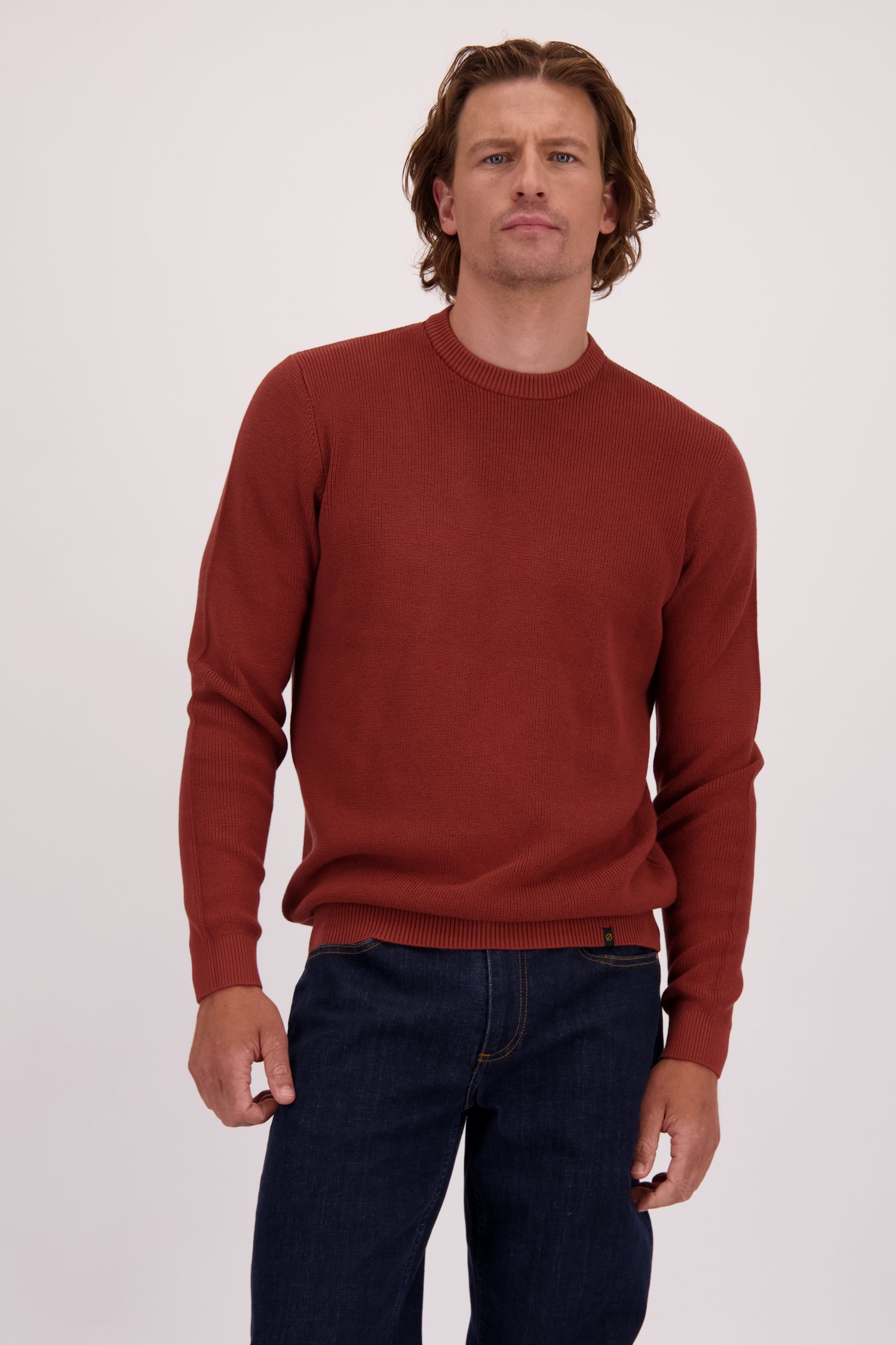 Le devant de Pull marron rouille à col rond de Ravøtt pour Hommes