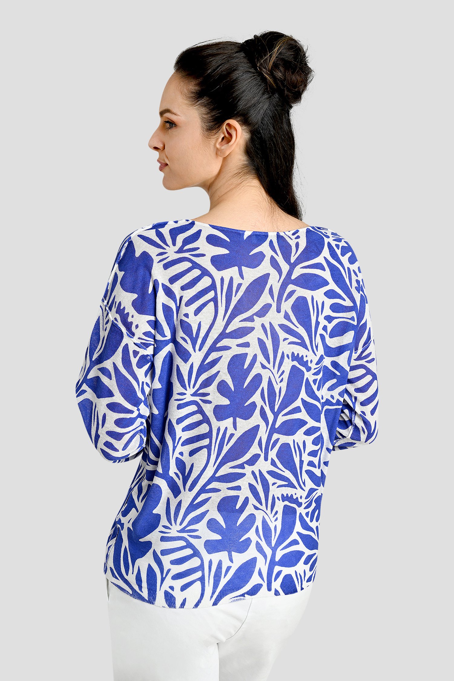 Pull-over écru avec impression de feuilles bleues de Bicalla pour Femmes