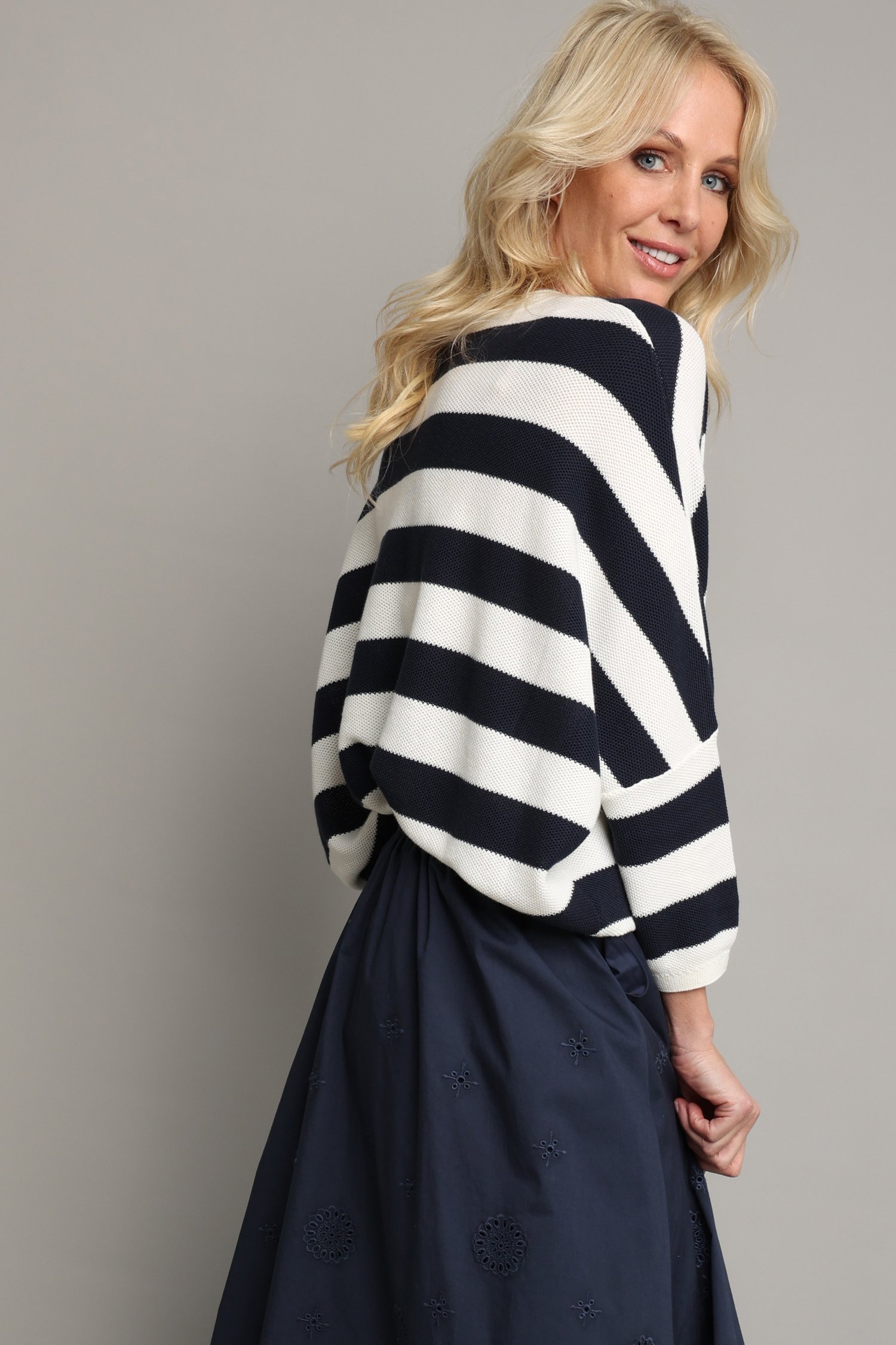 Photo supplémentaire 5 de Pull rayé blanc et bleu  de AC by Annelien Coorevits pour Femmes