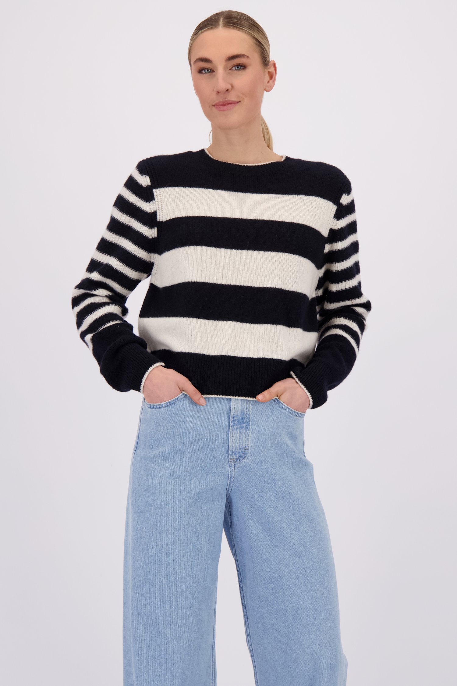 Le devant de Pull rayé bleu marine et écru de Marc O'Polo pour Femmes