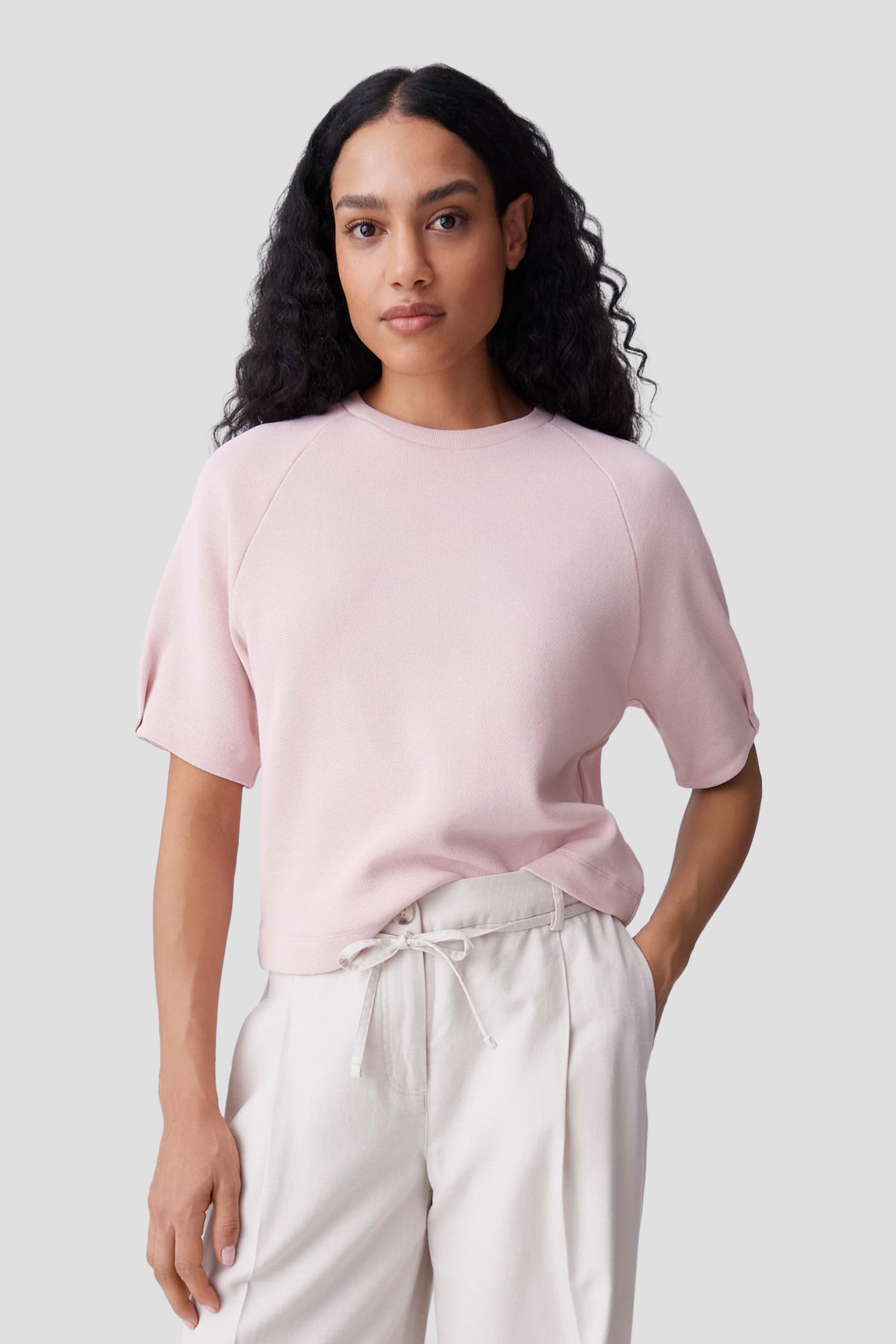 Le devant de Pull rose doux à manches courtes de Opus pour Femmes