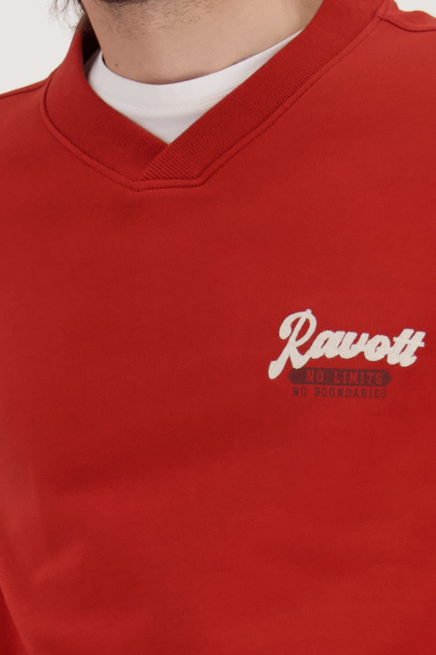 Pull rouge avec col en V  de Ravøtt pour Hommes