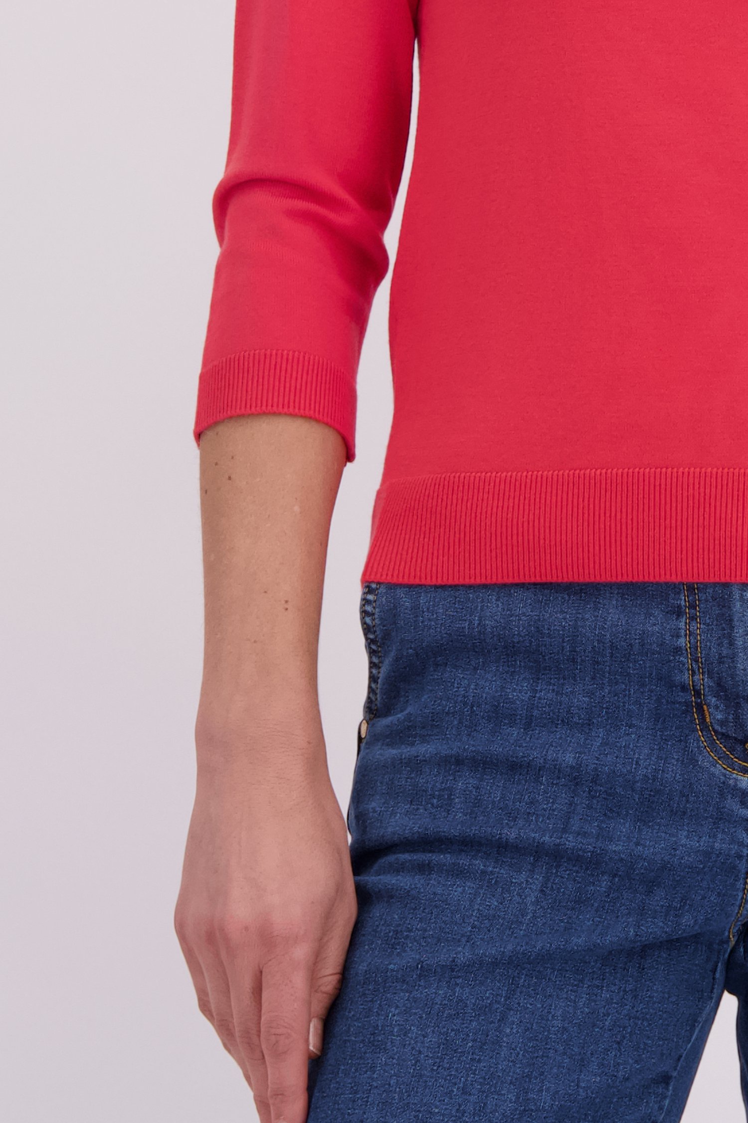 Détail de Pull rouge finement tricoté de Claude Arielle pour Femmes