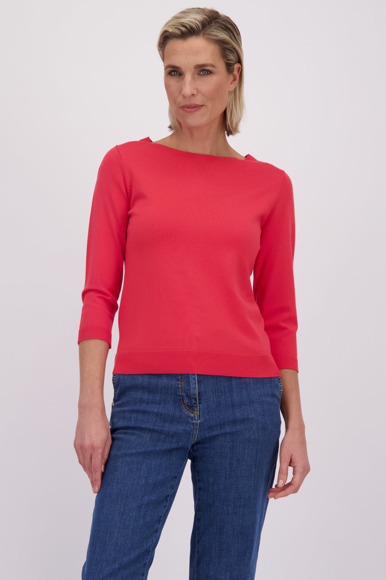 Le devant de Pull rouge finement tricoté de Claude Arielle pour Femmes