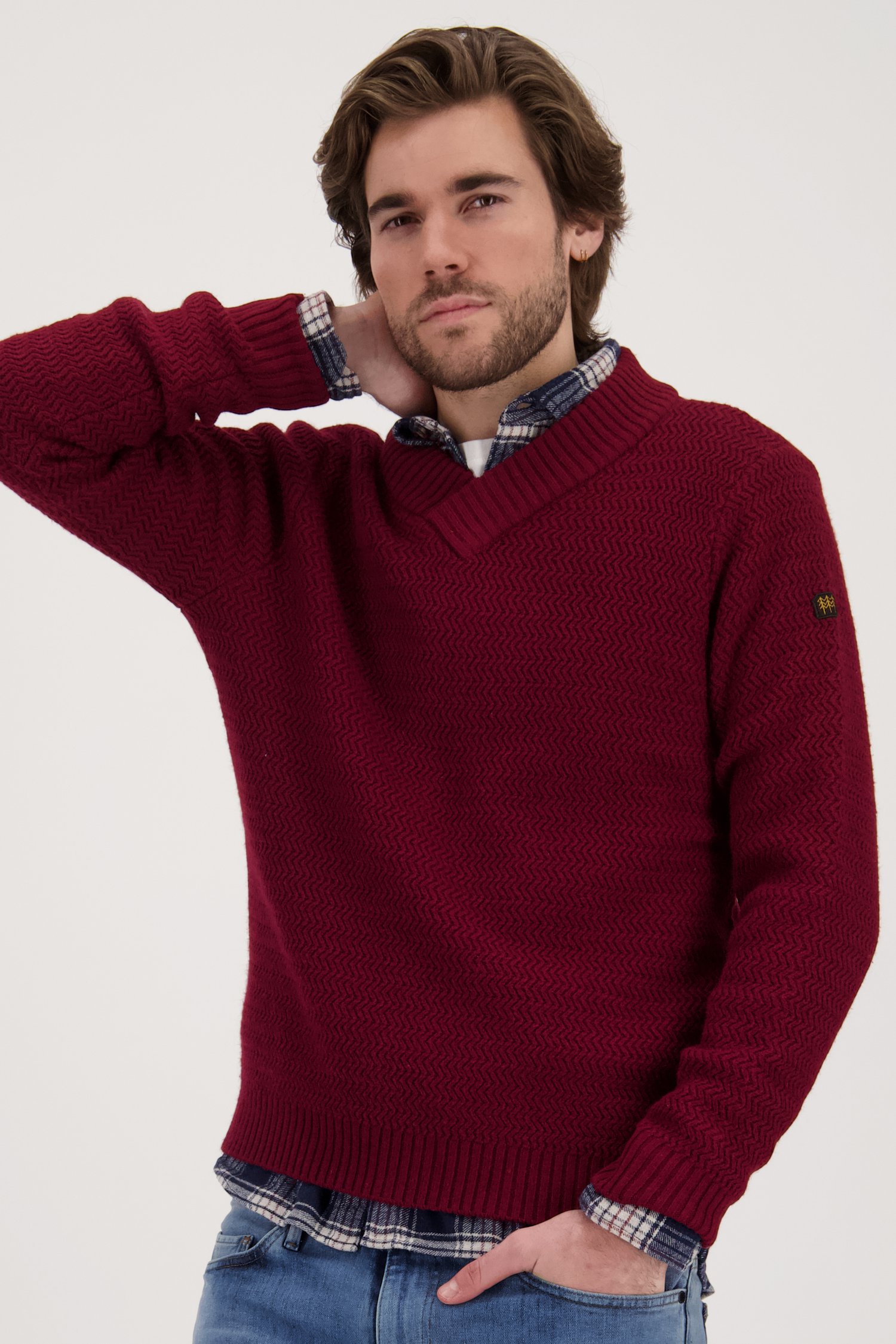 Pull rouge foncé avec motif tricoté fin	 de Ravøtt pour Hommes